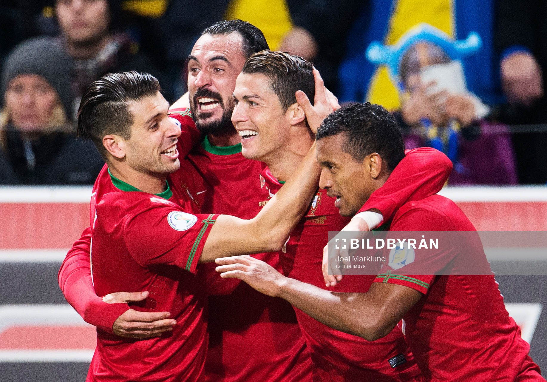 Portugals Miguel Veloso, Hugo Almeida, Cristiano Ronaldo och Nani jublar efter 0-1-målet under playoff-matchen i VM-kvalet mellan Sverige och Portugal den 19 november 2013 i Stockholm.