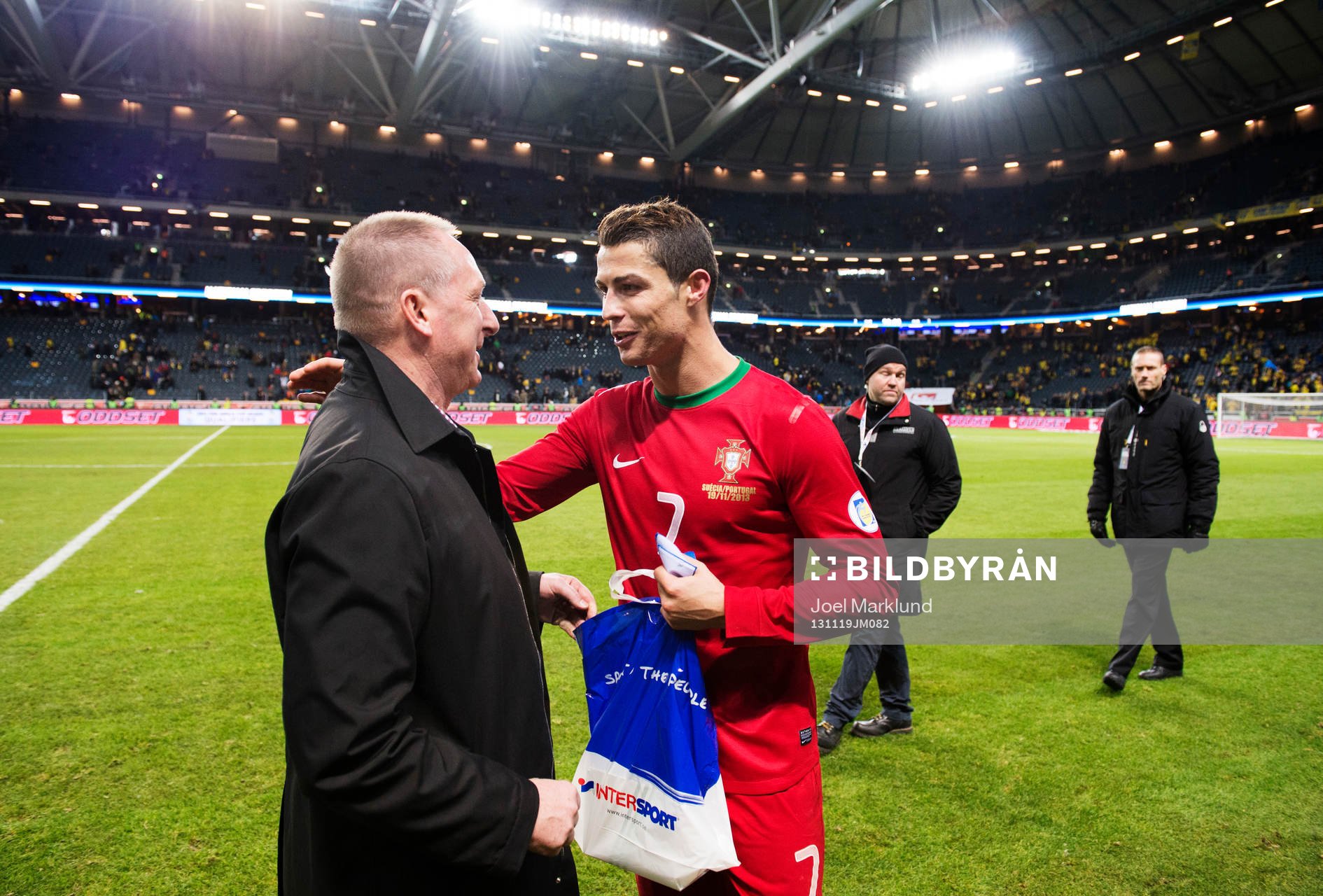 Ulf Kinneson, vd Intersport, delar ut pris till matchens
