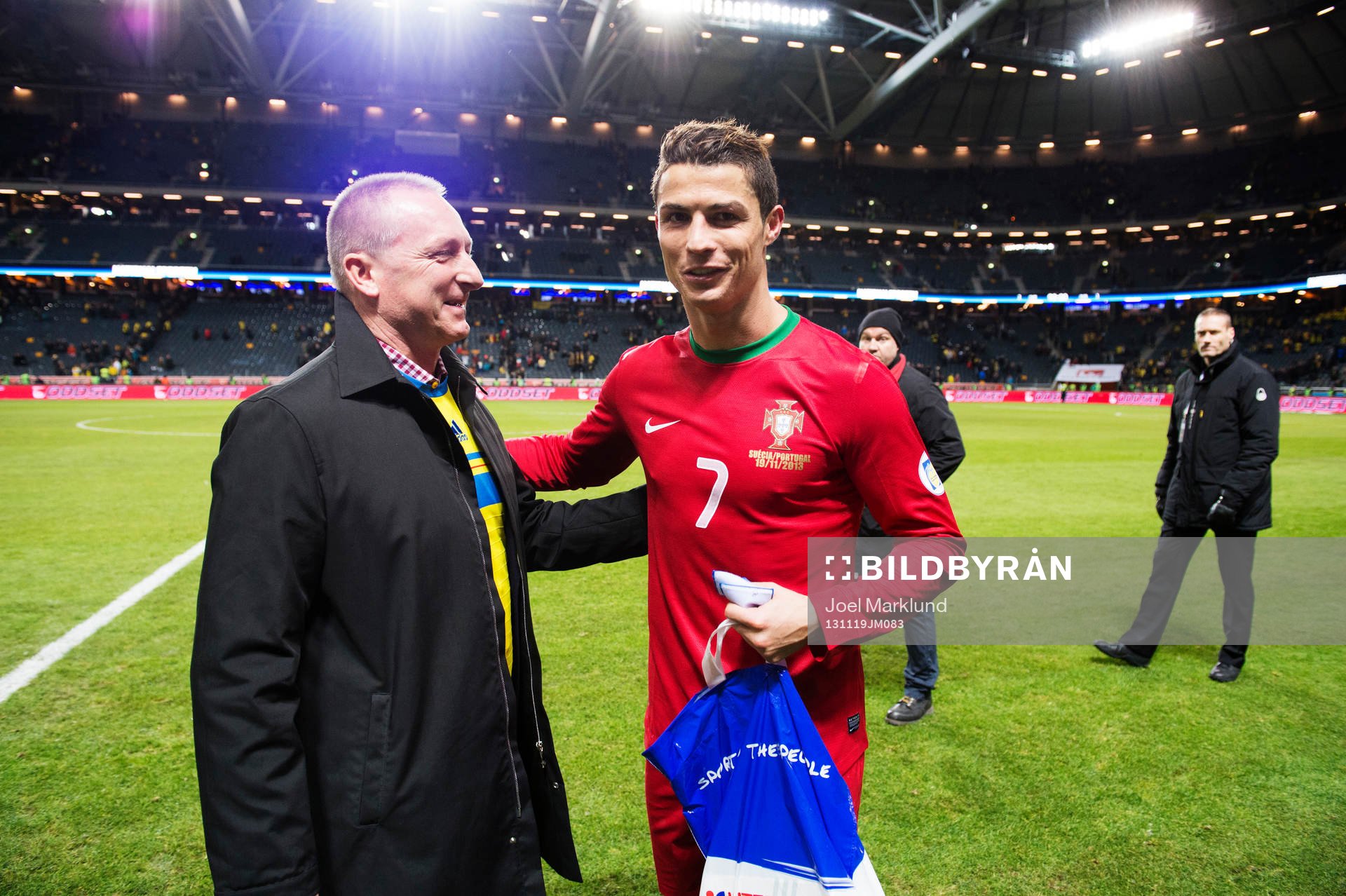 Ulf Kinneson, vd Intersport, delar ut pris till matchens