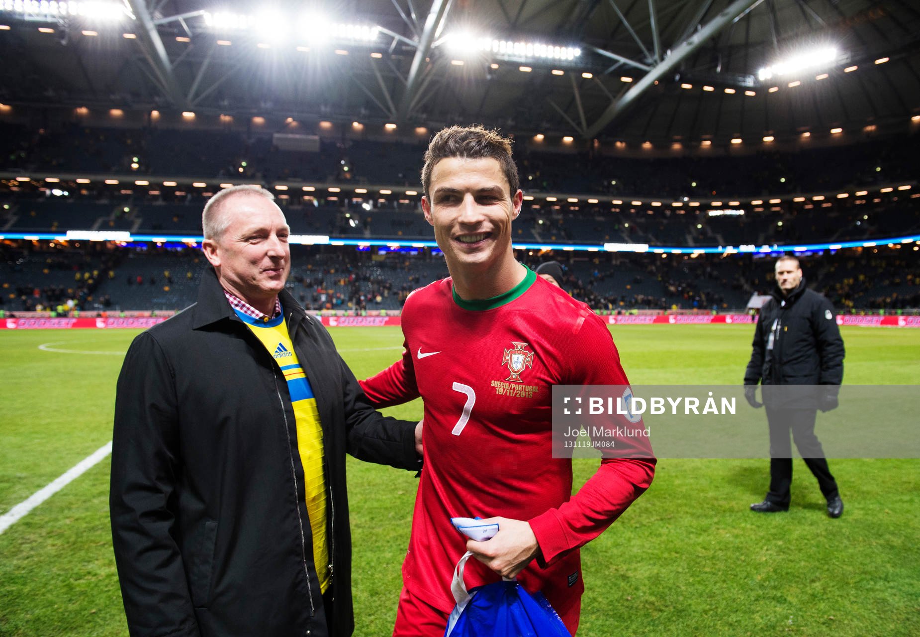 Ulf Kinneson, vd Intersport, delar ut pris till matchens