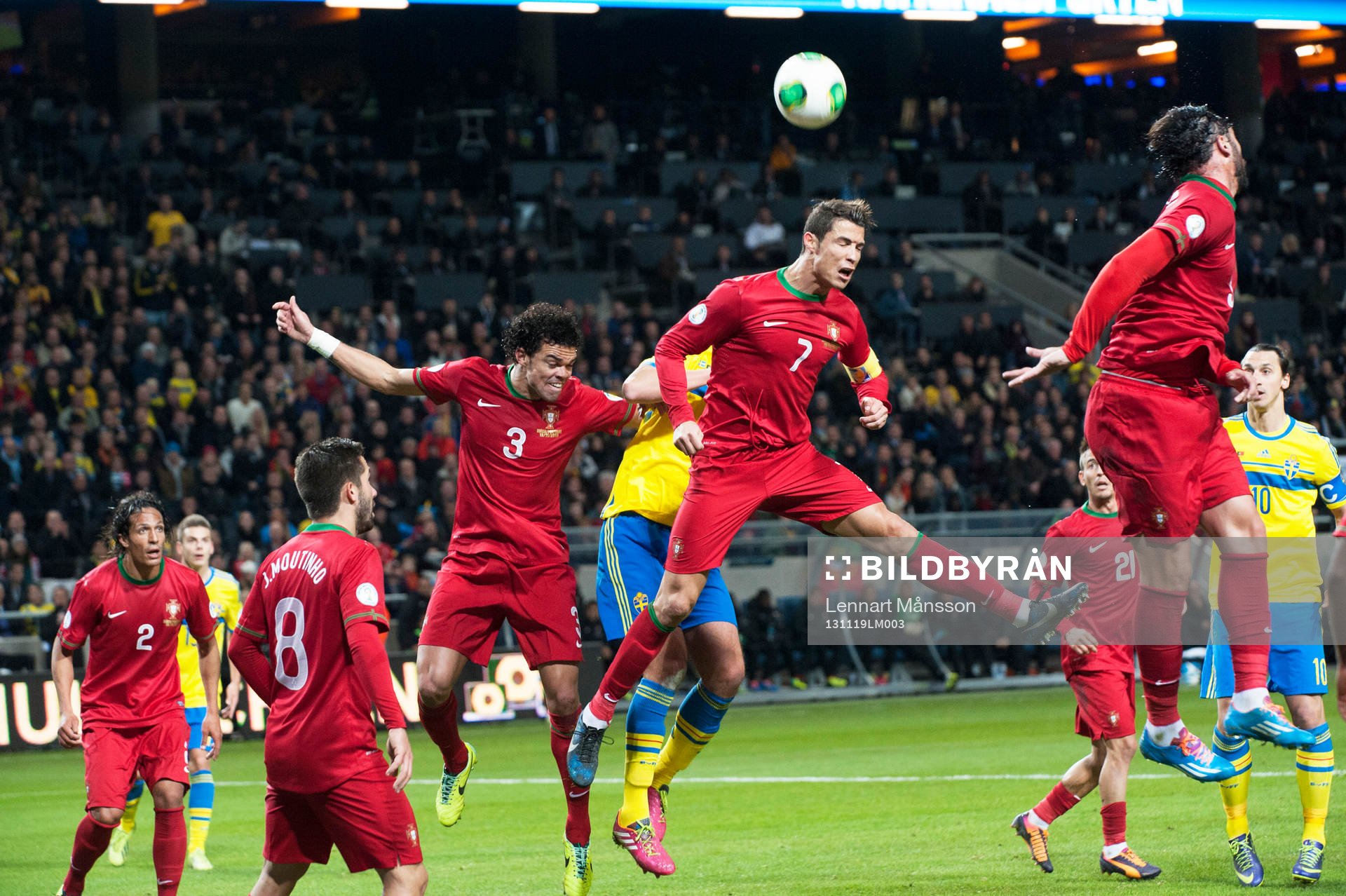 Portugals Cristiano Ronaldo nickar undan en hörna i