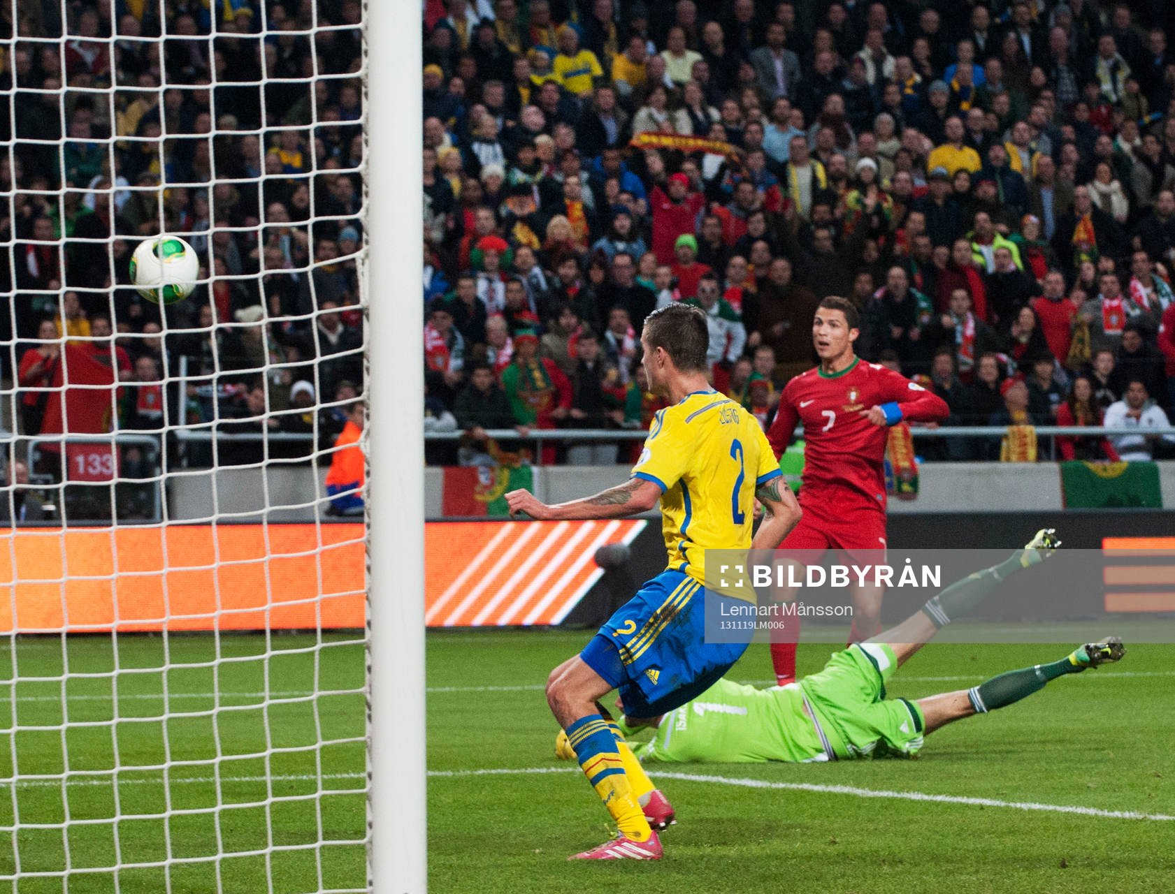 Portugals Cristiano Ronaldo rundar Andreas Isaksson och