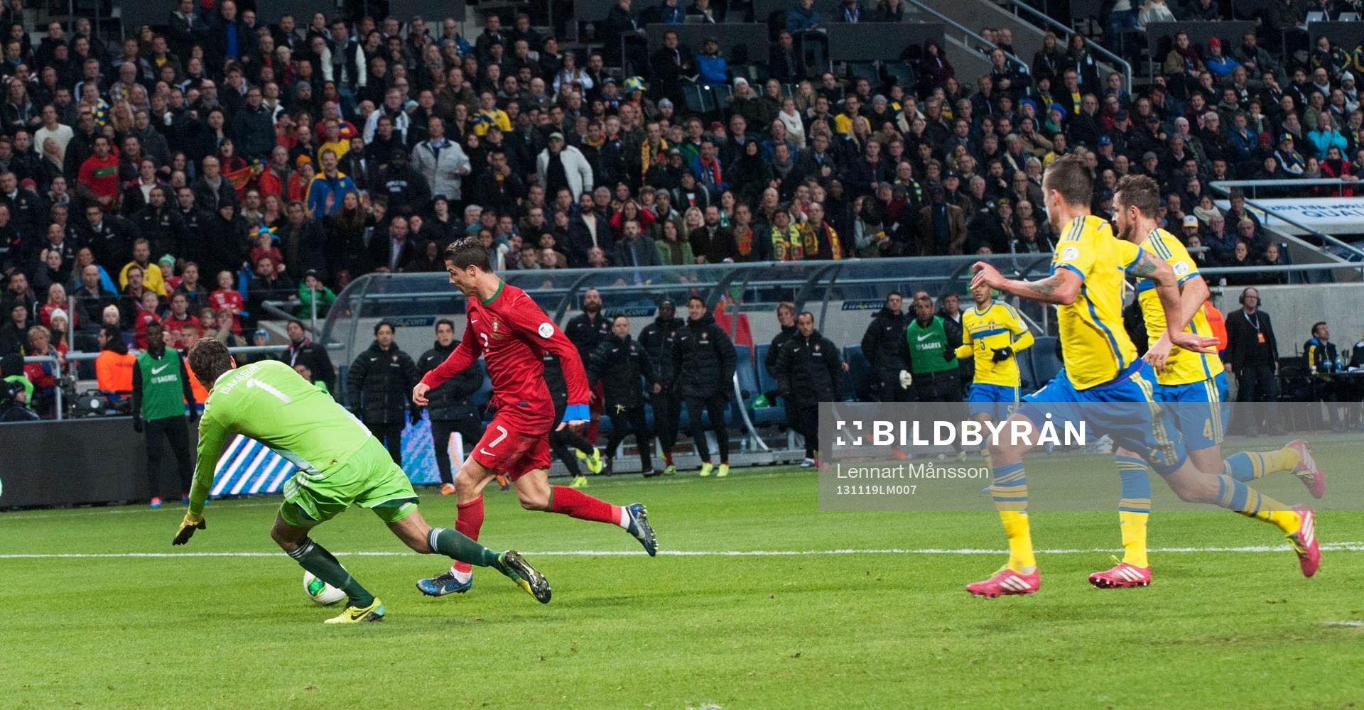 Portugals Cristiano Ronaldo rundar Andreas Isaksson och