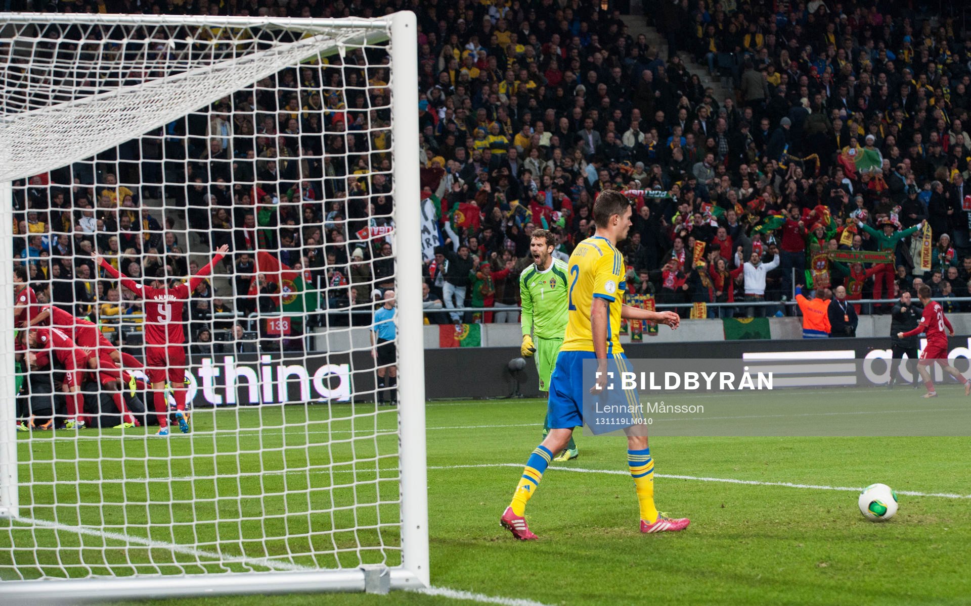 Portugals Cristiano Ronaldo har rundat Andreas Isaksson och