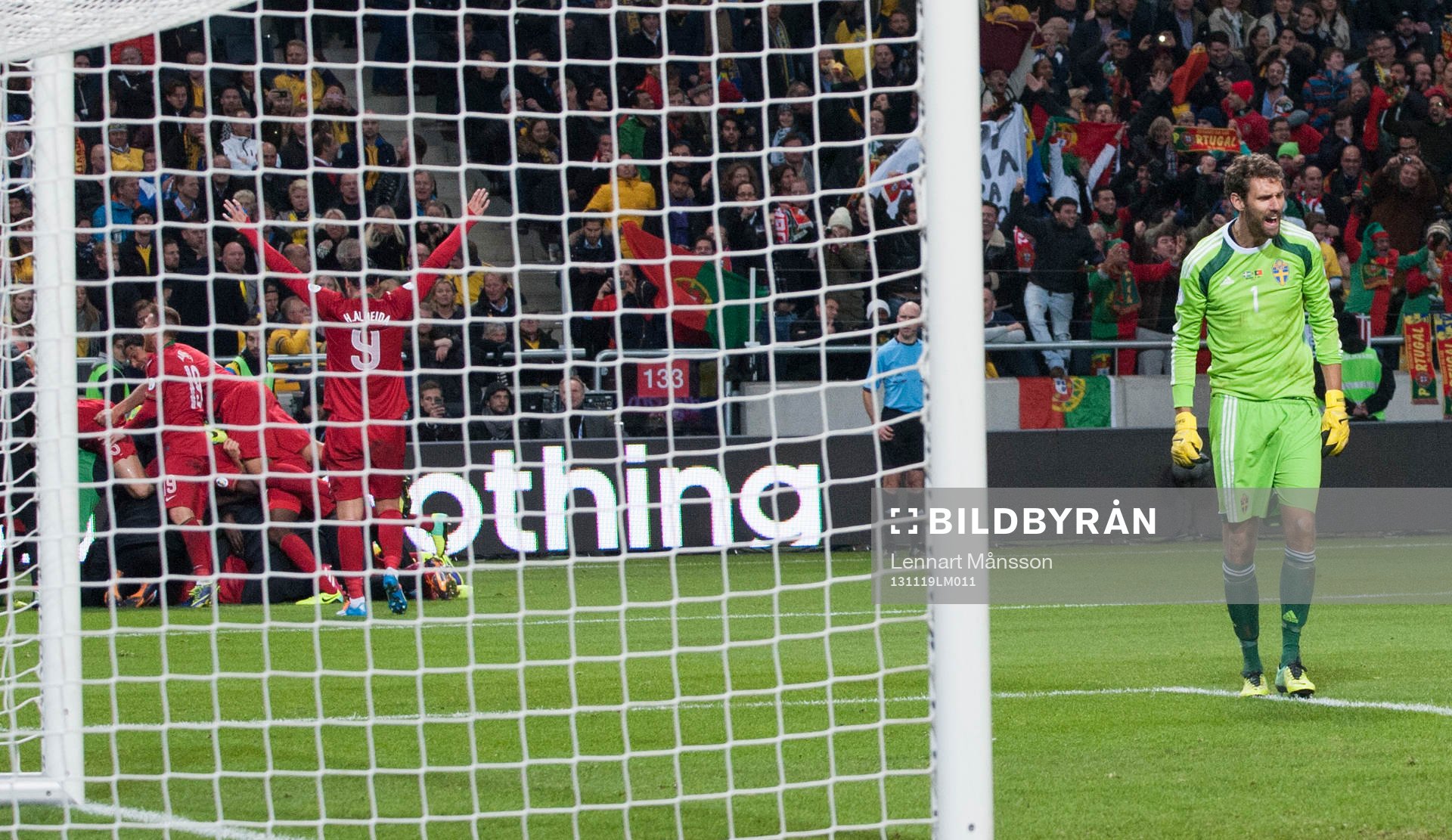 Portugals Cristiano Ronaldo har rundat Andreas Isaksson och