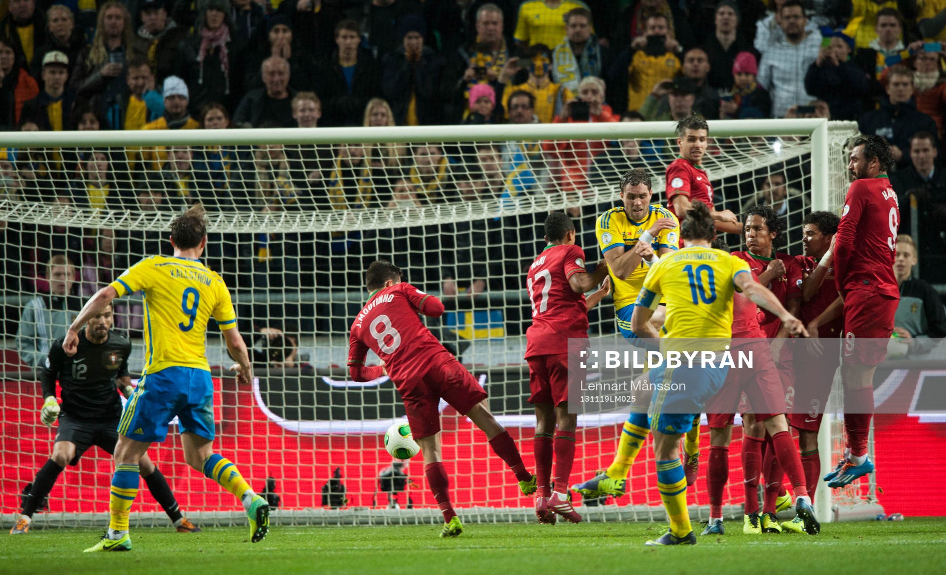 Sveriges Zlatan Ibrahimovic gör 2-1 på frispark sedan