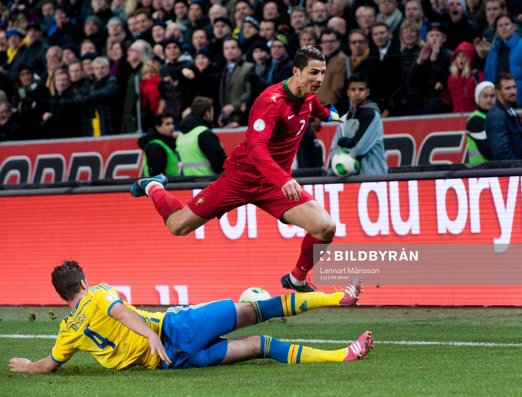 Sveriges Per Nilsson glidtacklar Portugals Cristiano