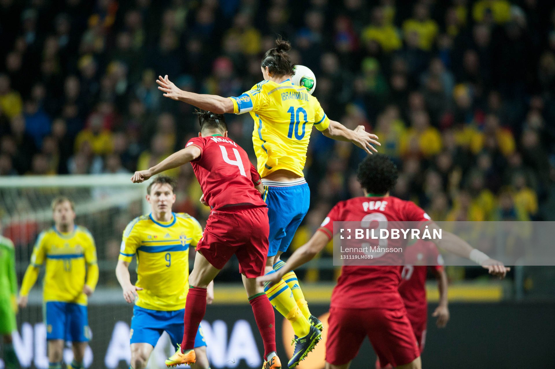 Sveriges Zlatan Ibrahimovic i höjdduell i VM-kvalet mellan