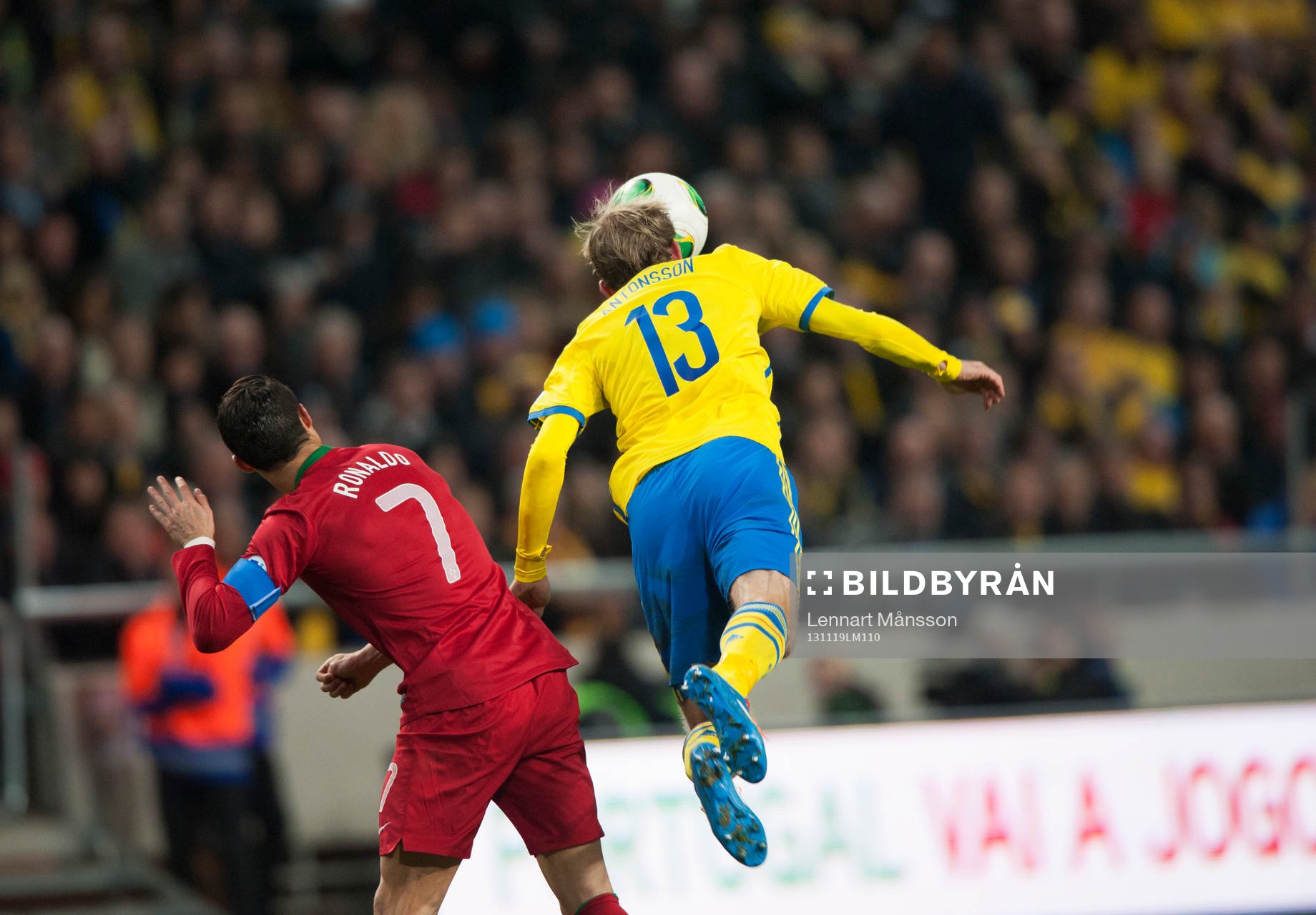 Sveriges Mikael Antonsson och Portugals Ronaldo i VM-kvalet