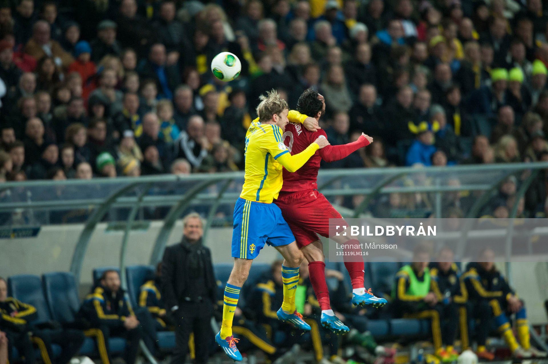 Sveriges Mikael Antonsson och Portugals Hugo Almeida i VM-kvalet mellan Sverige och Portugal i Stockholm 19 november 2013.