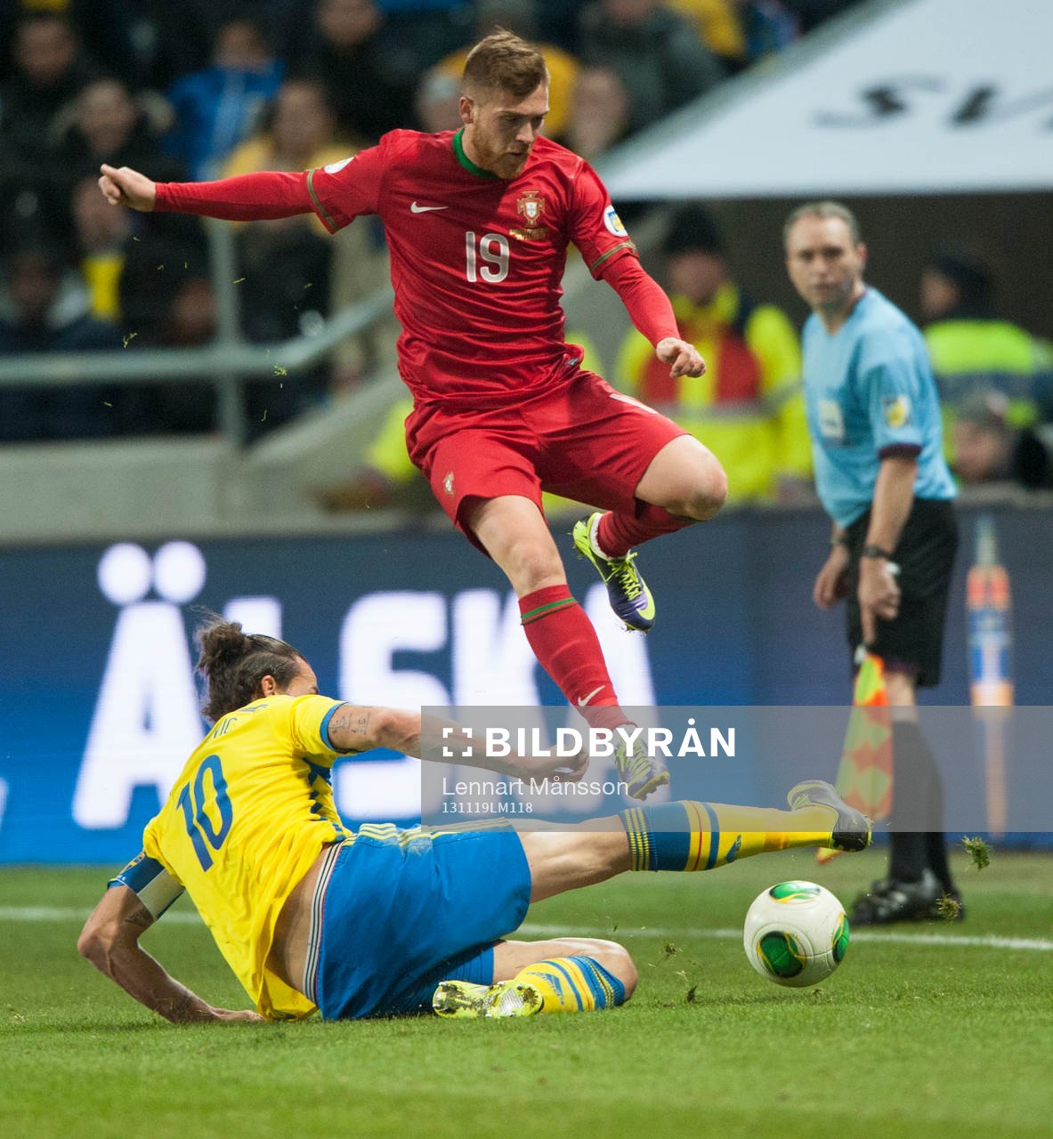 Sveriges Zlatan Ibrahimovic glidtacklar Portugals Antunes i