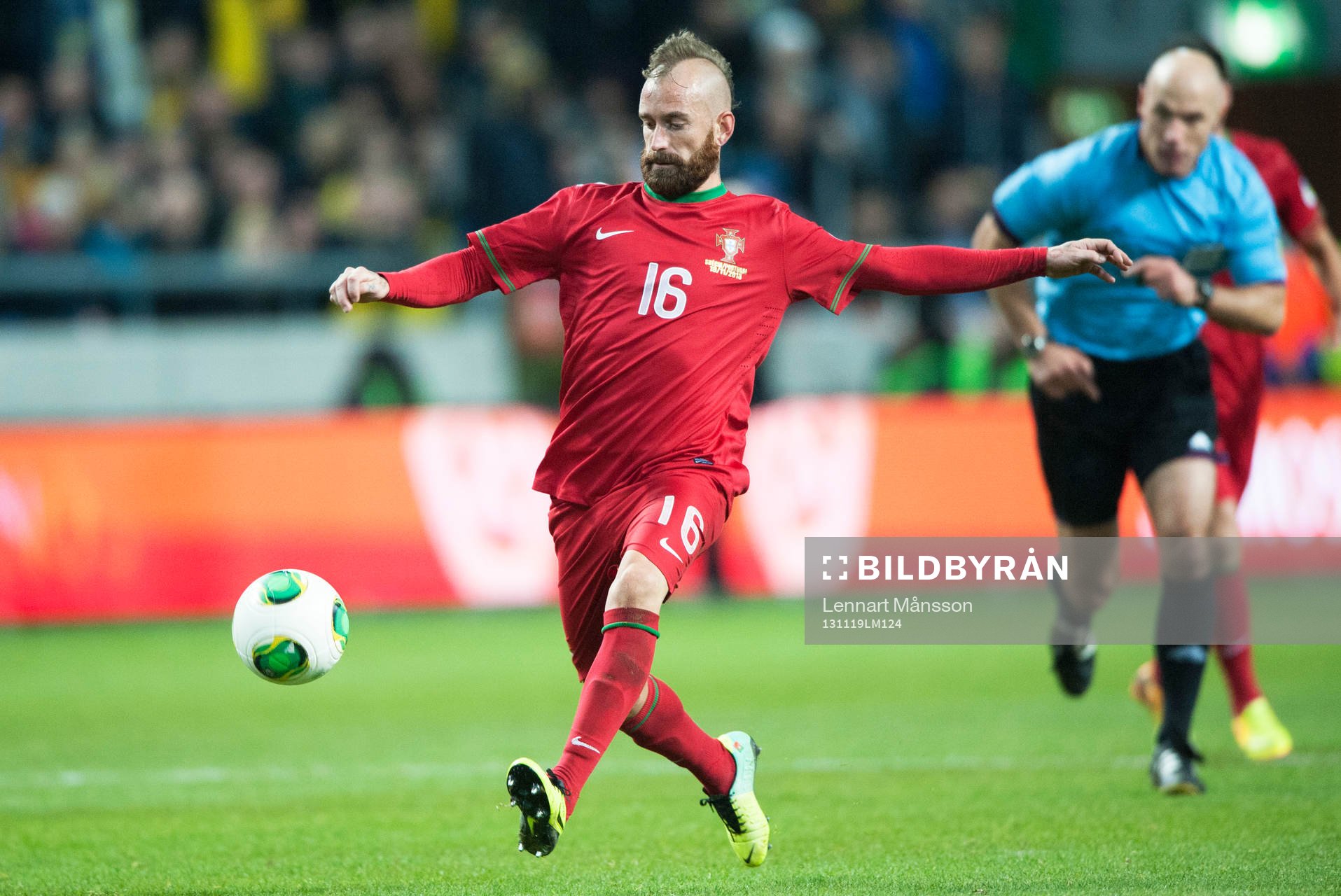 Portugals Raul Meireles och domaren Howard Webb i VM-kvalet