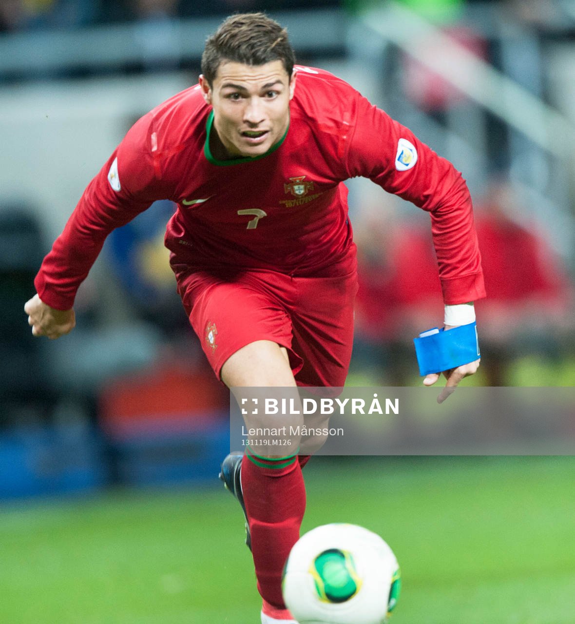 Portugals Cristiano Ronaldo med lagkaptensbindel i handen i