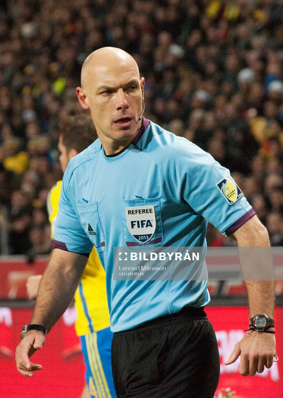  Domare Howard Webb i VM-kvalet mellan Sverige och Portugal i Stockholm 19 november 2013.
