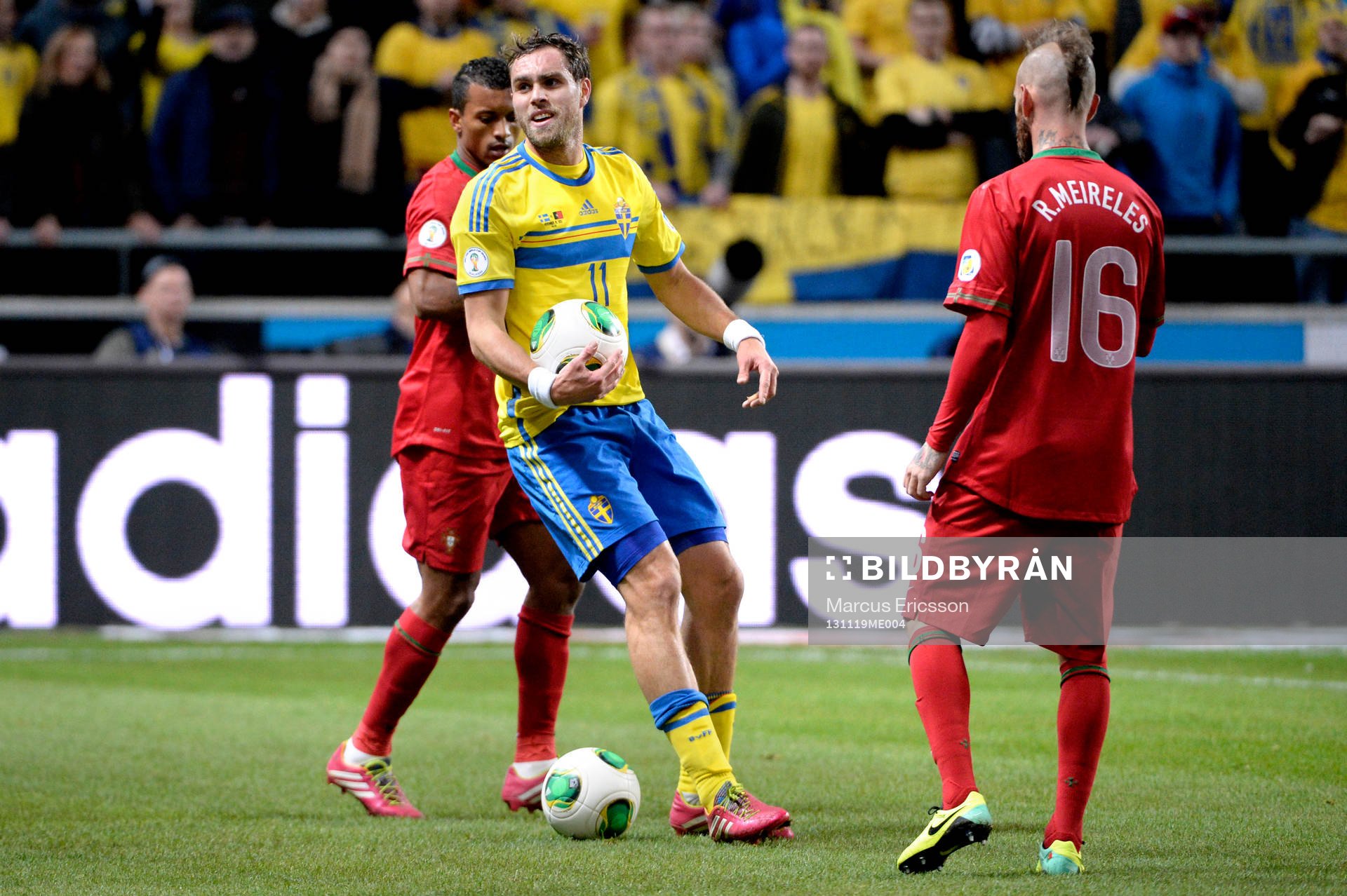 Sveriges Johan Elmander störs av inkastade bollar