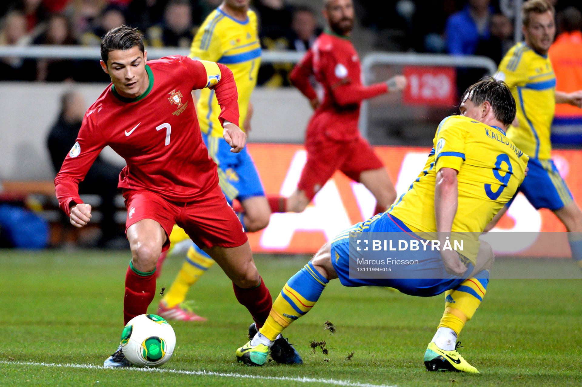 Portugals Cristiano Ronaldo utmanar Sveriges Kim Källström