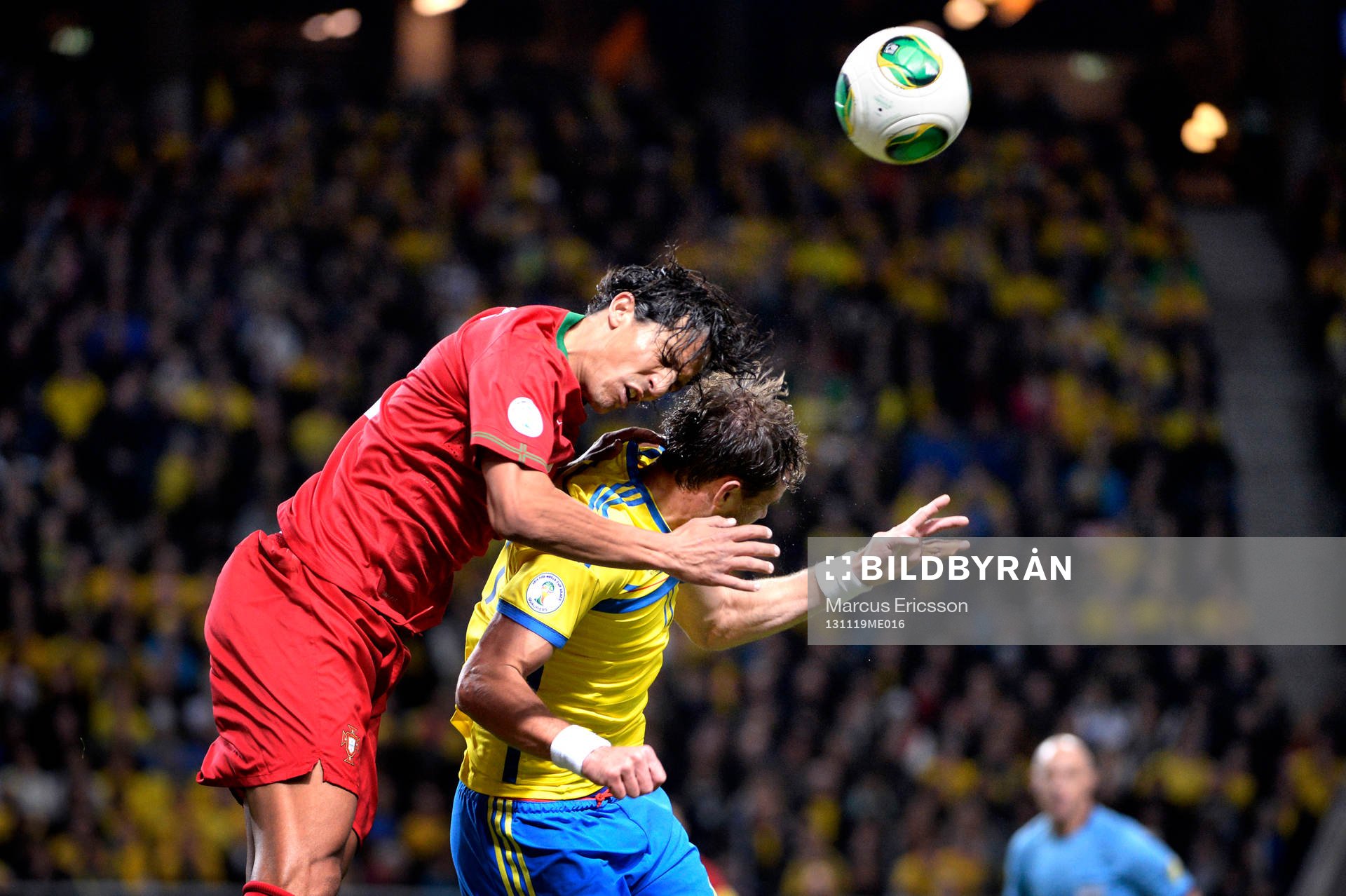 Portugals Bruno Alves och Sveriges Johan Elmander