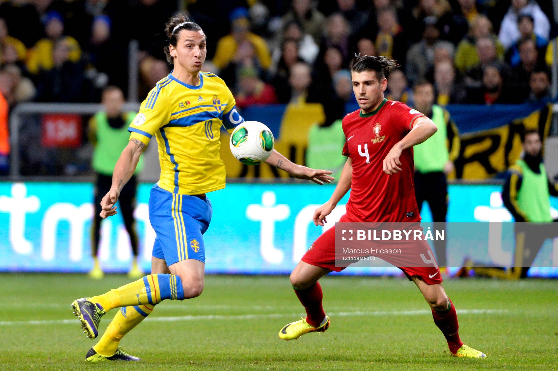 Sveriges Zlatan Ibrahimovic jagar boll framför Portugals