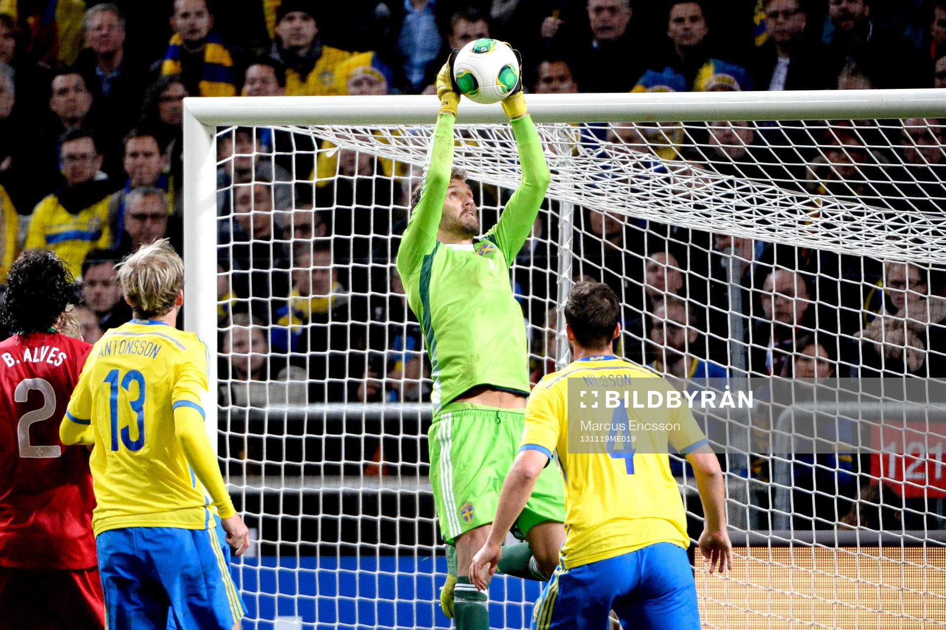 Sveriges målvakt Andreas Isaksson räddar en boll