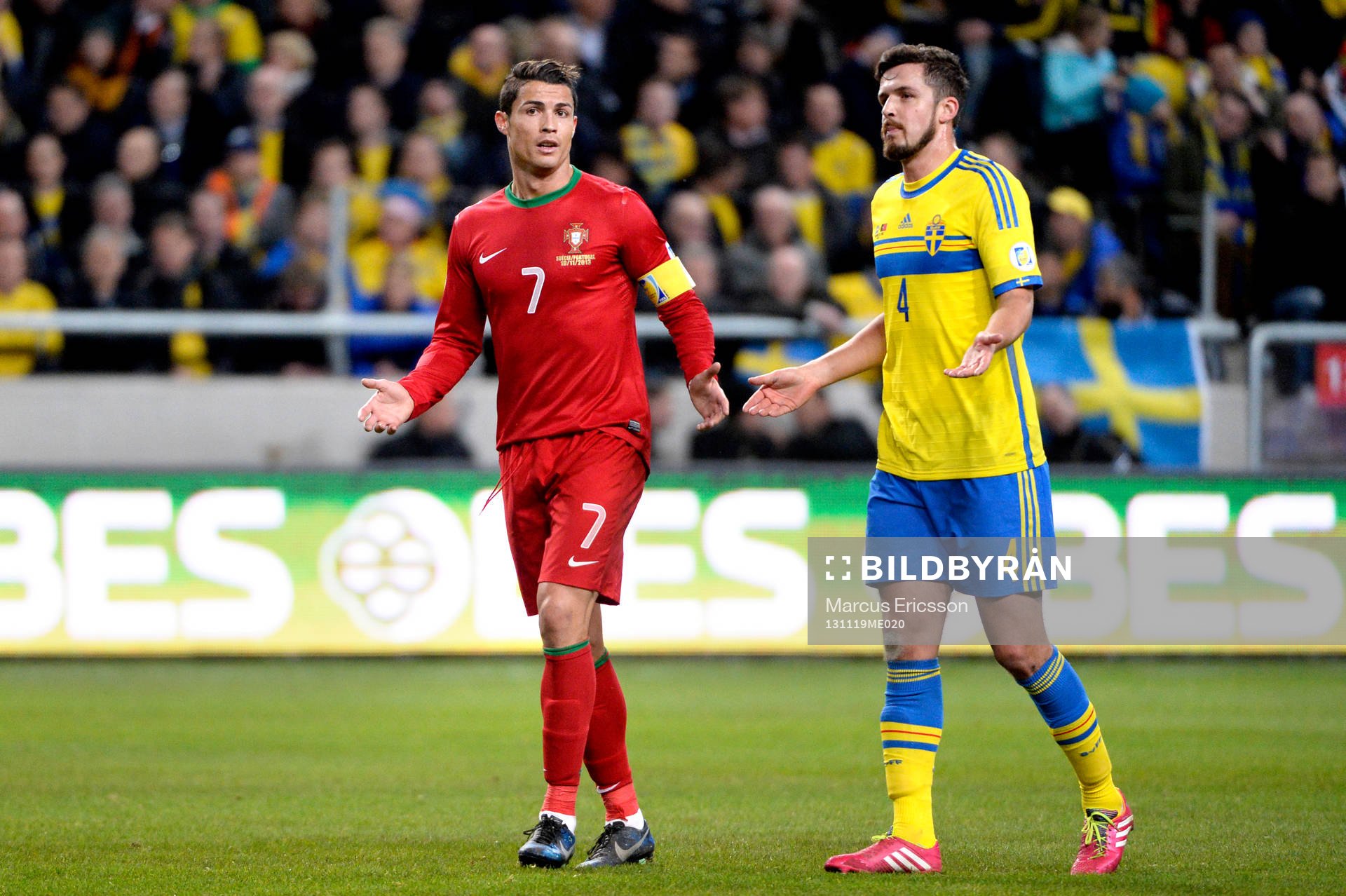 Sveriges Per Nilsson och Portugals Cristiano Ronaldo slår