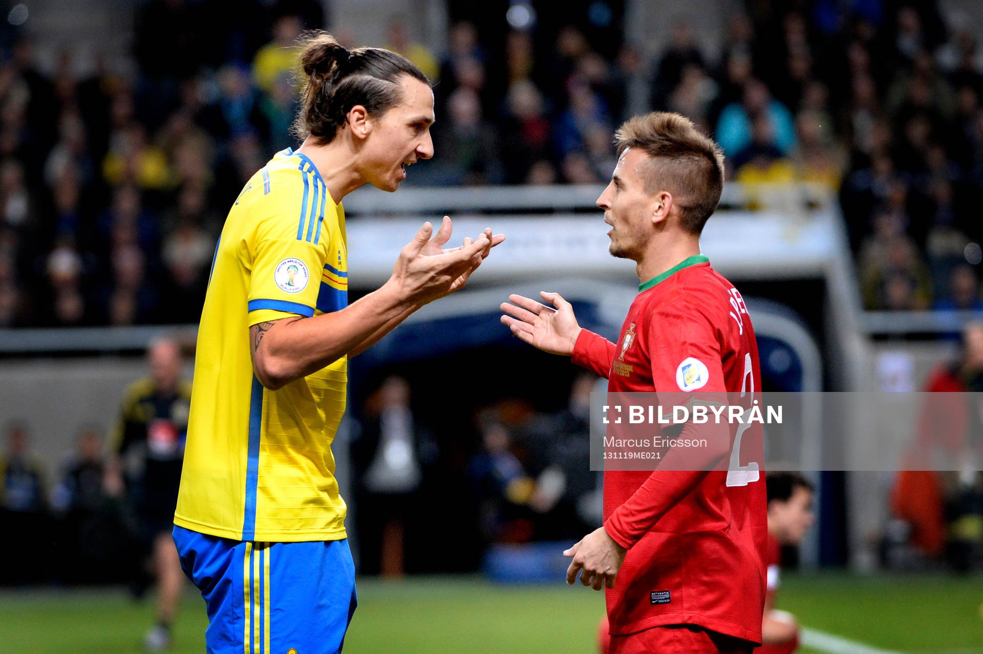 Sveriges Zlatan Ibrahimovic argumenterar med Portugals