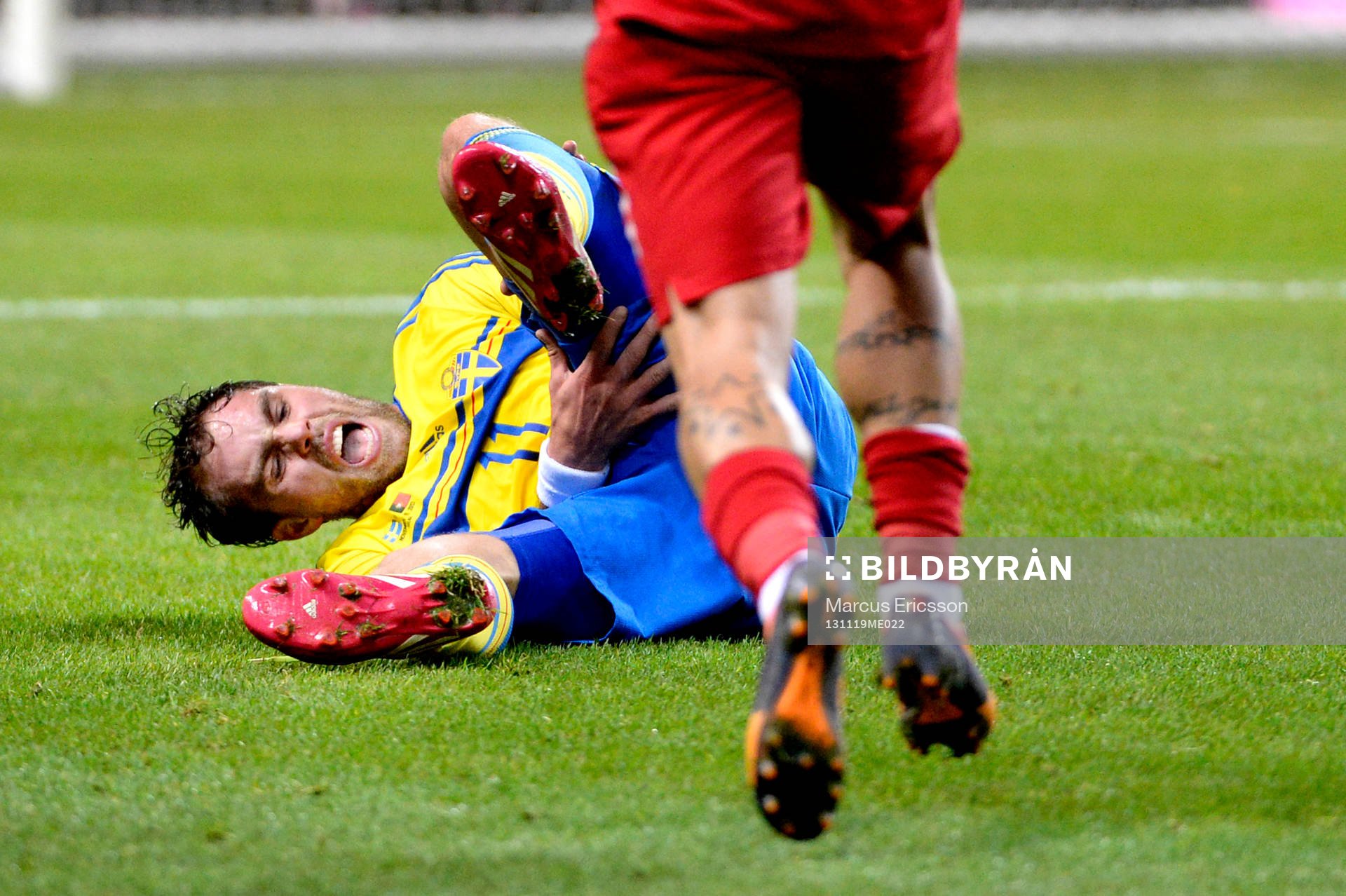 Sveriges Johan Elmander ligger ner