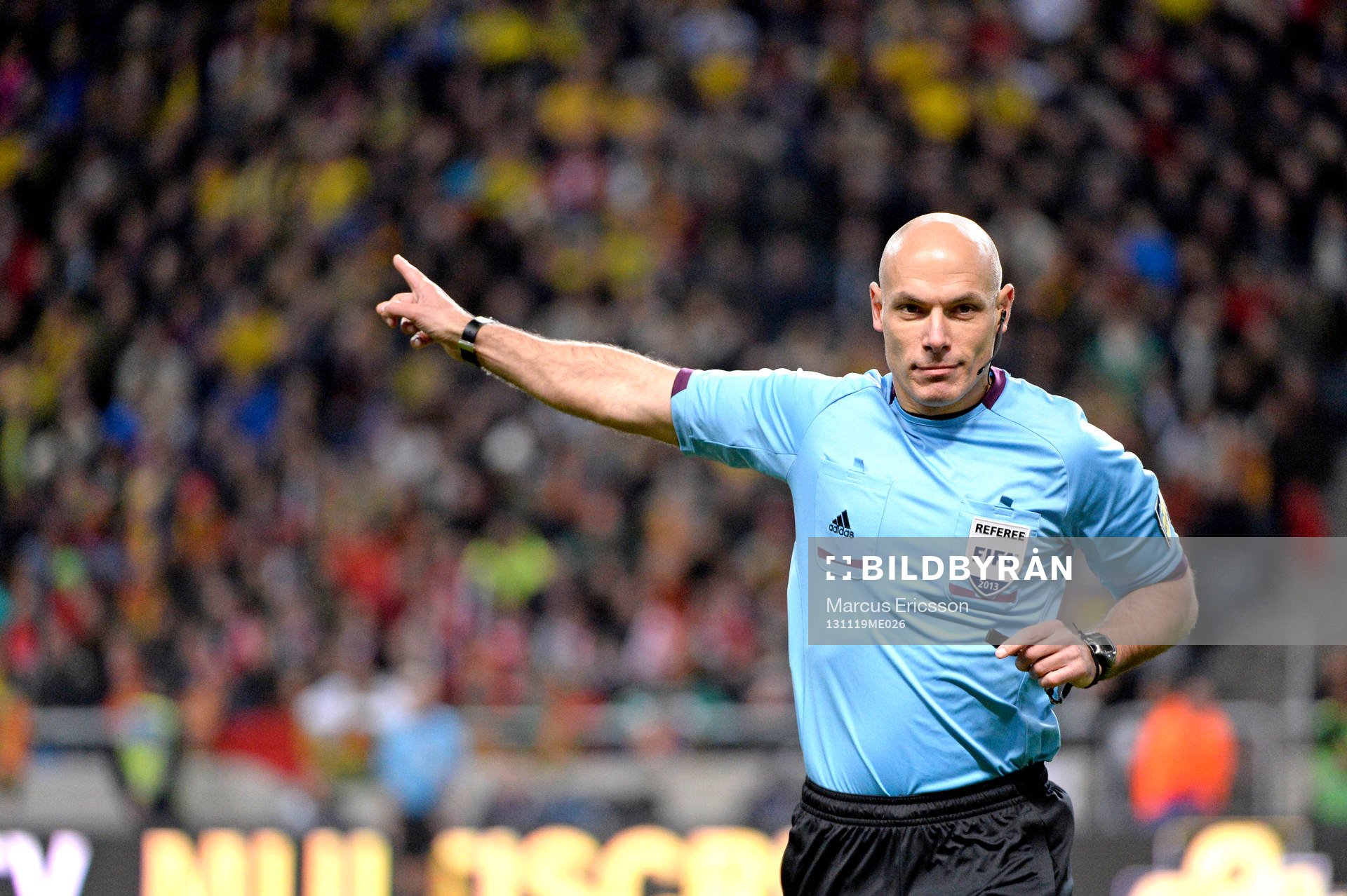 Domare Howard Webb under playoff-matchen i VM-kvalet mellan Sverige och Portugal den 19 november 2013 i Stockholm.