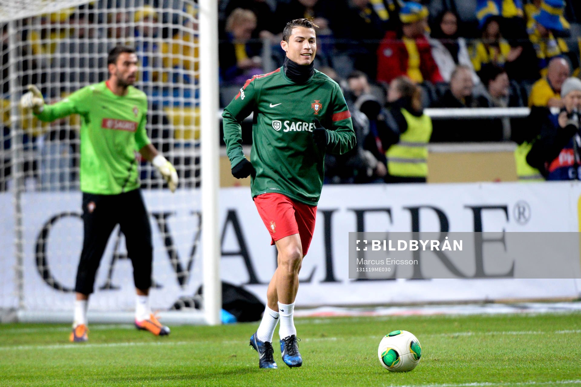 Portugals Cristiano Ronaldo värmer upp