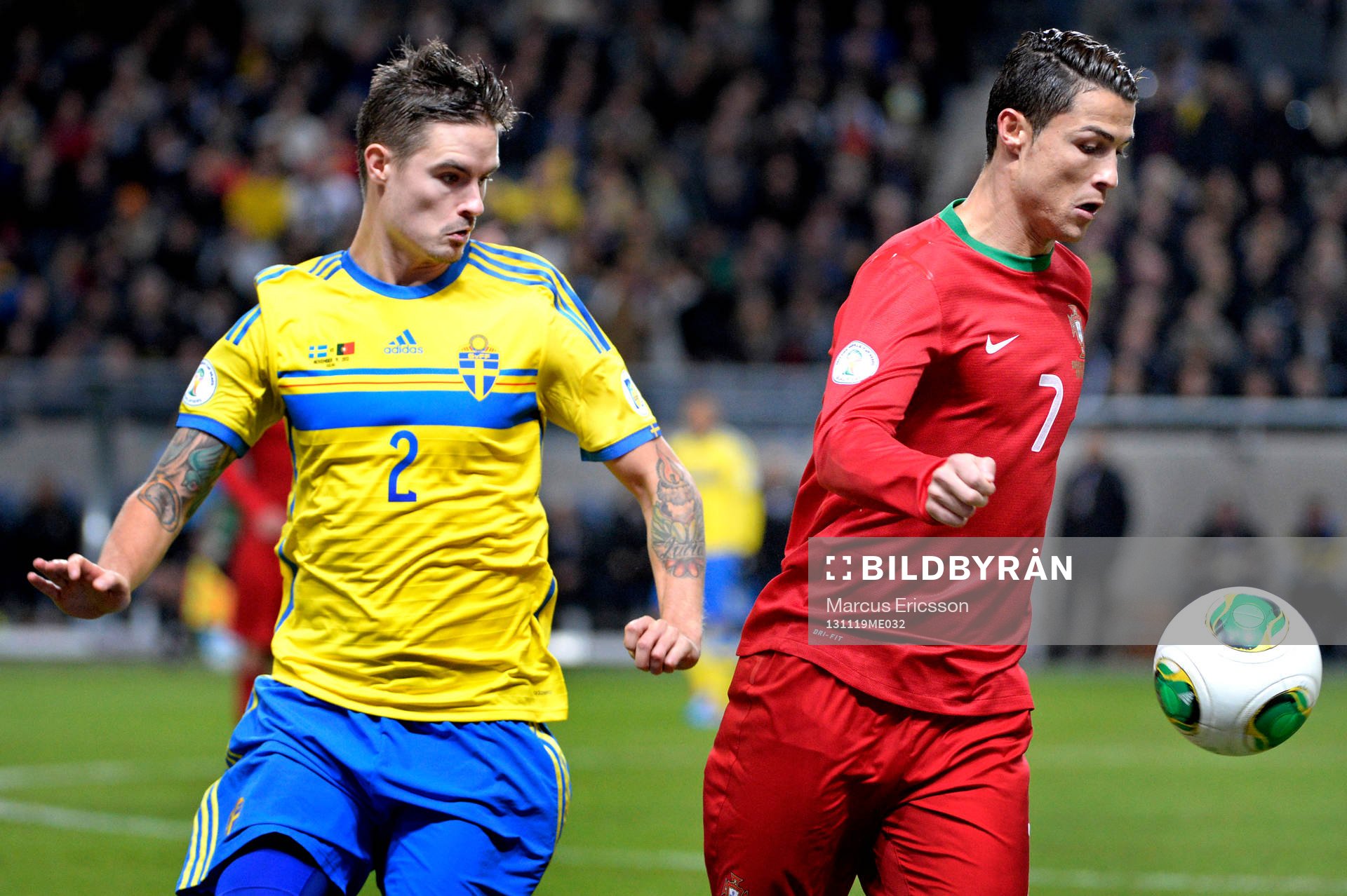 Sveriges Mikael Lustig jagar Portugals Cristiano Ronaldo