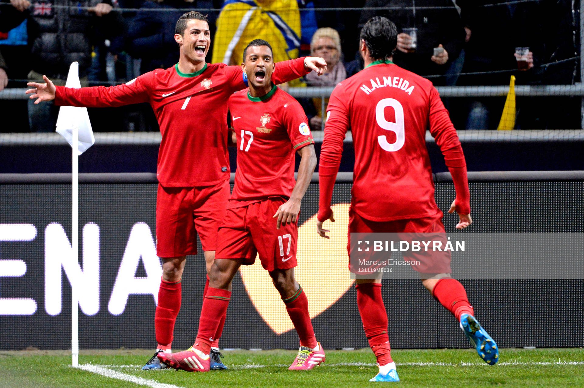 Portugals Cristiano Ronaldo, Nani och Hugo Almeida firar efter 0-1 under playoff-matchen i VM-kvalet mellan Sverige och Portugal den 19 november 2013 i Stockholm.