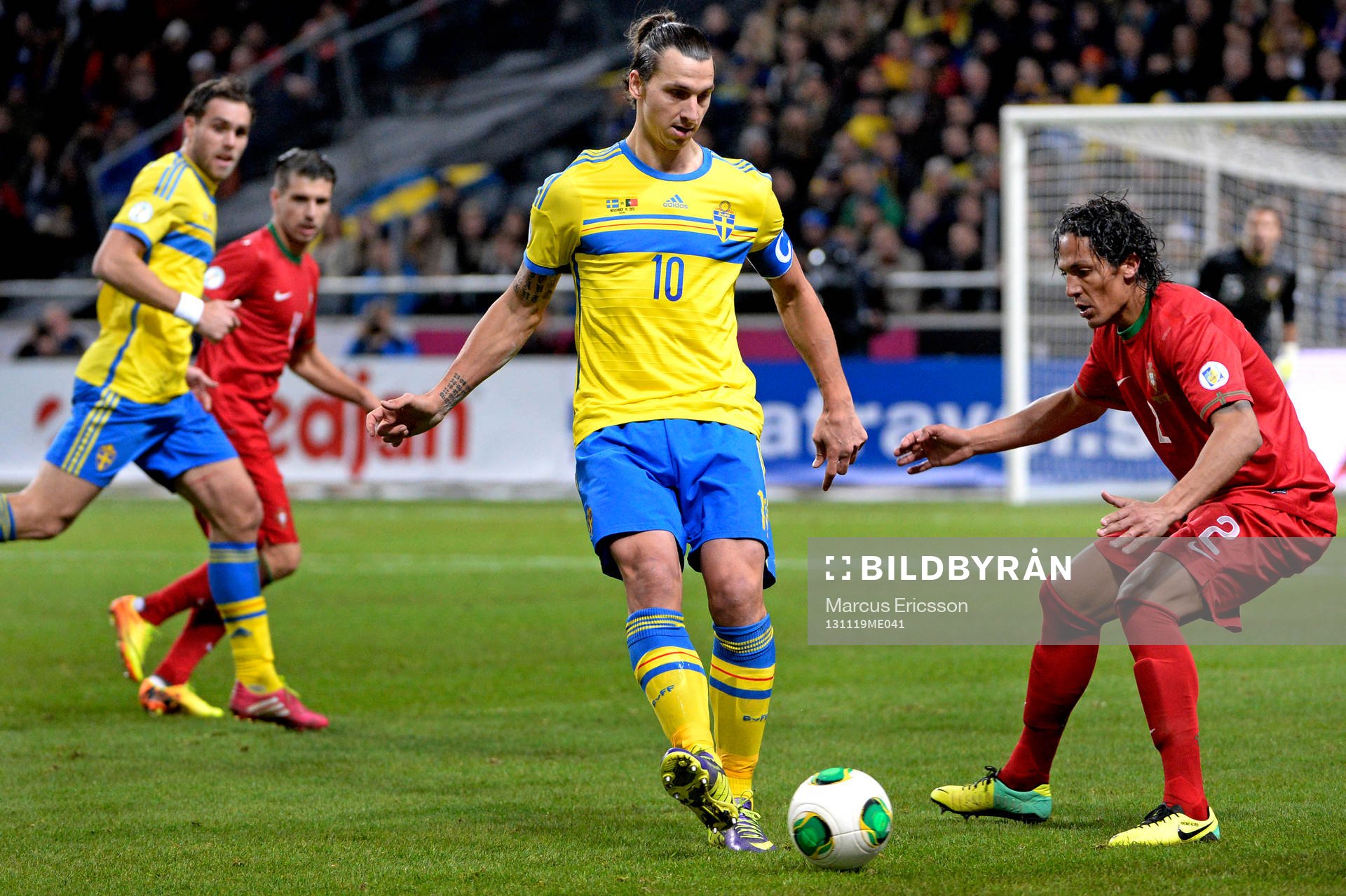 Sveriges Zlatan Ibrahimovic utmanar Portugals Bruno Alves