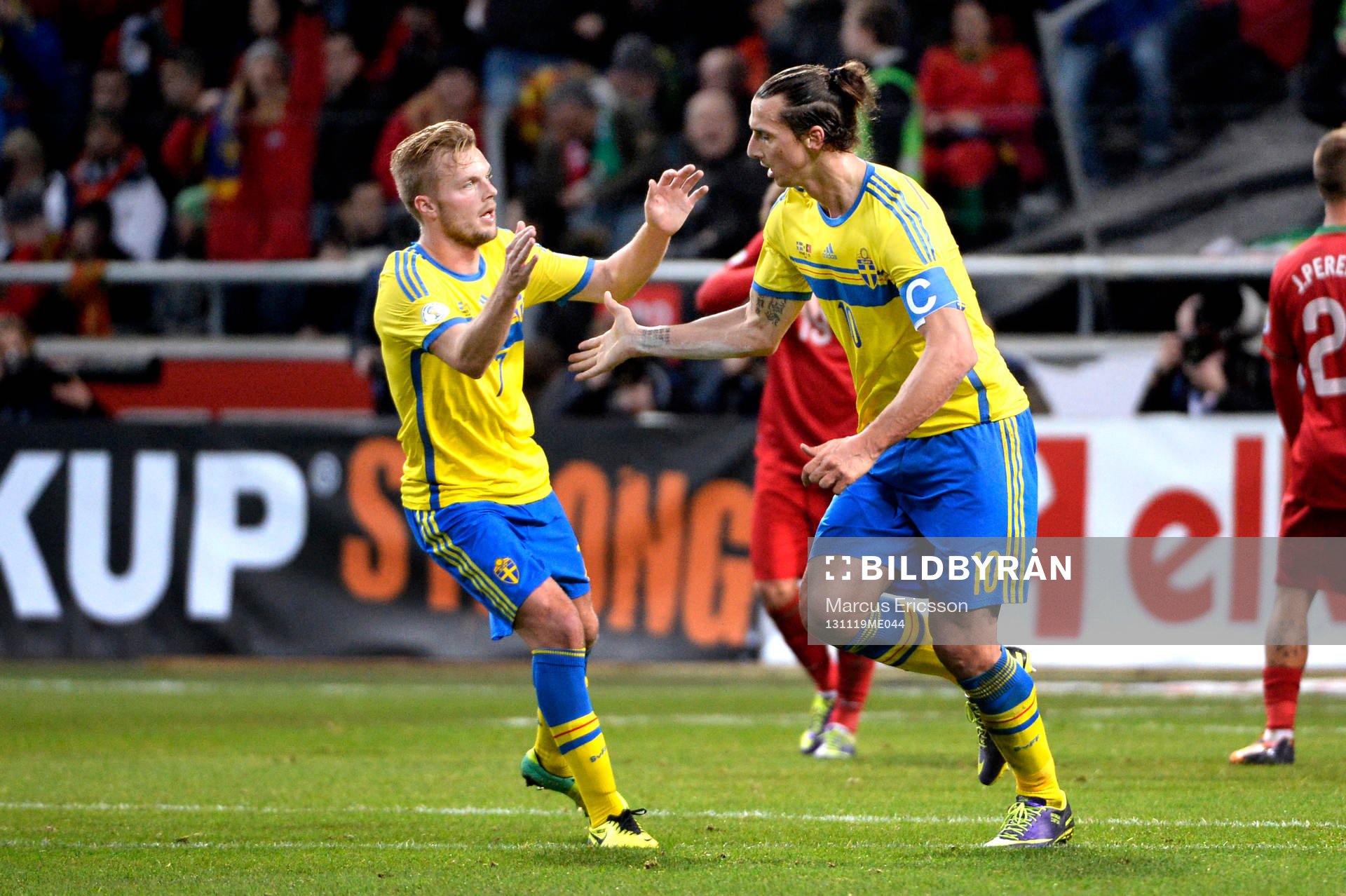Sveriges Zlatan Ibrahimovic gratuleras av Sebastian Larsson efter att ha gjort 2-1 under playoff-matchen i VM-kvalet mellan Sverige och Portugal den 19 november 2013 i Stockholm.