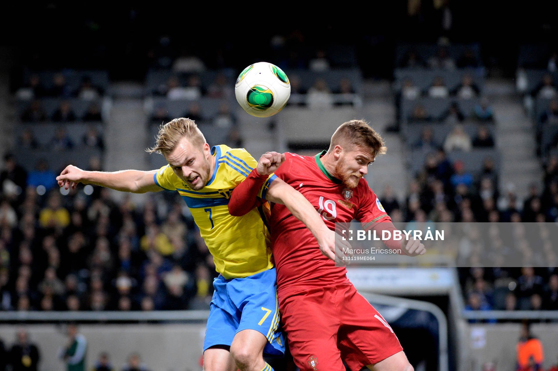 Sveriges Sebastian Larsson och Portugals Antunes under playoff-matchen i VM-kvalet mellan Sverige och Portugal den 19 november 2013 i Stockholm.
