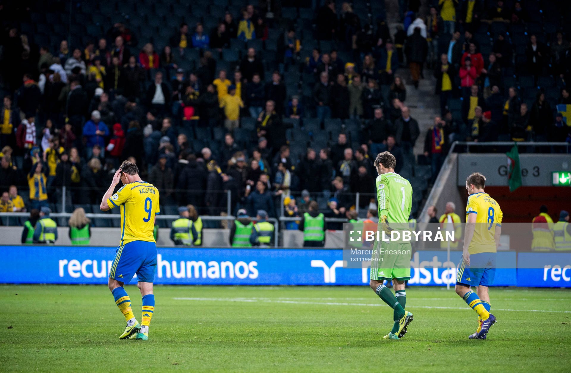 Sveriges Kim Källström, målvakt Andreas Isaksson och