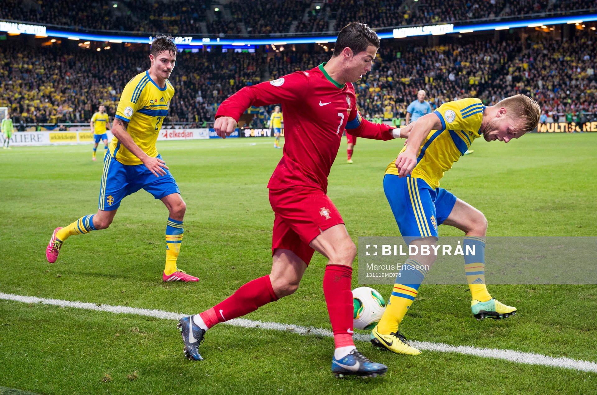 Portugals Cristiano Ronaldo mellan Sveriges Mikael Lustig