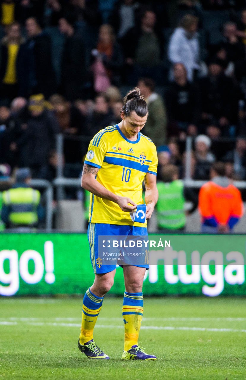 Sveriges Zlatan Ibrahimovic tar av sig kaptensbindeln