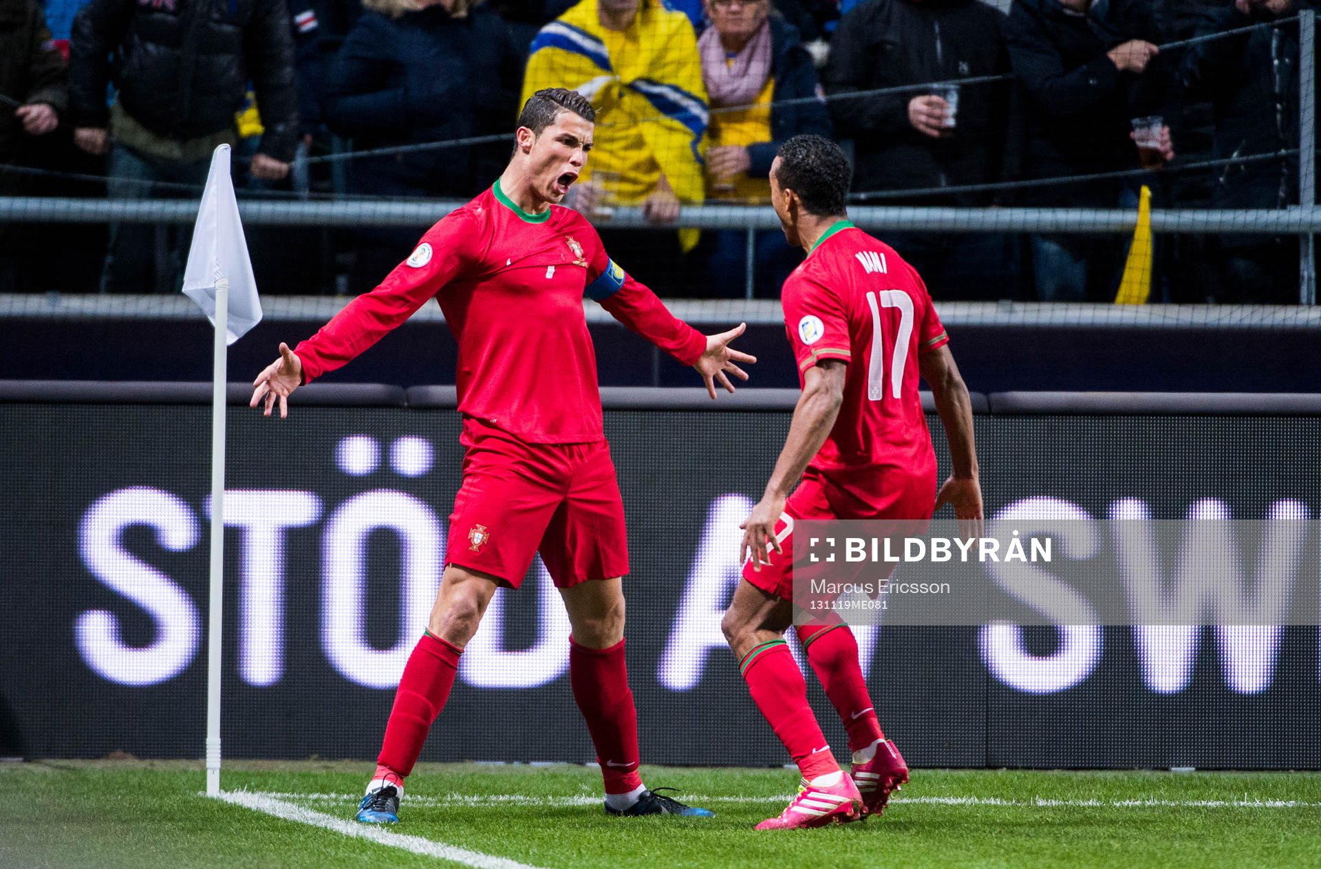 Portugals Cristiano Ronaldo jublar tillsamman med Nani