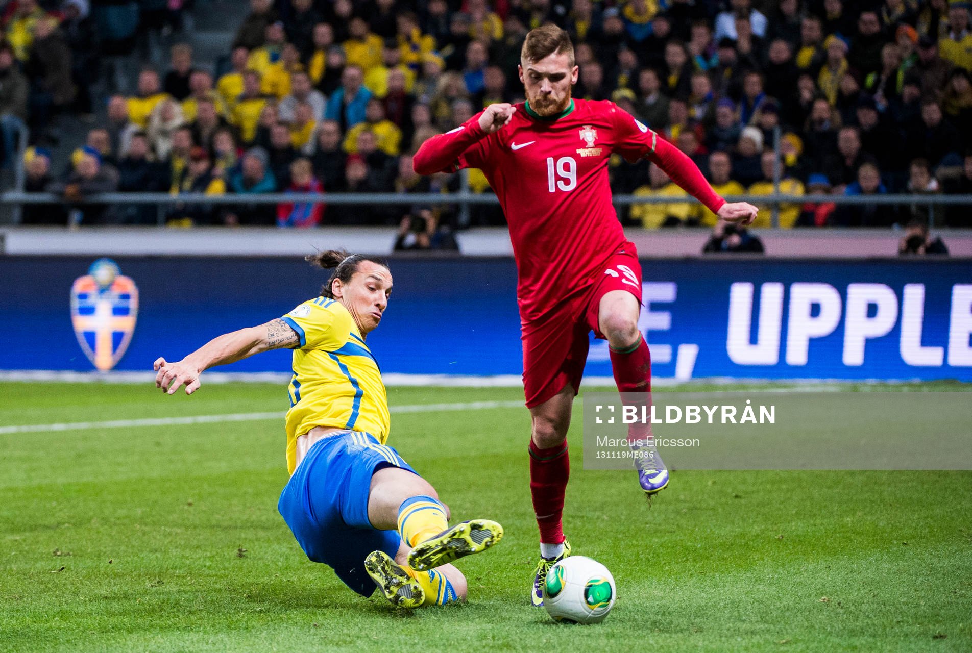 Sveriges Zlatan Ibrahimovic och Portugals Antunes under playoff-matchen i VM-kvalet mellan Sverige och Portugal den 19 november 2013 i Stockholm.