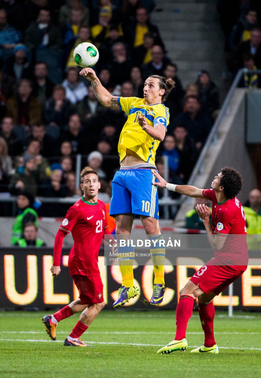 Sveriges Zlatan Ibrahimovic tar emot boll