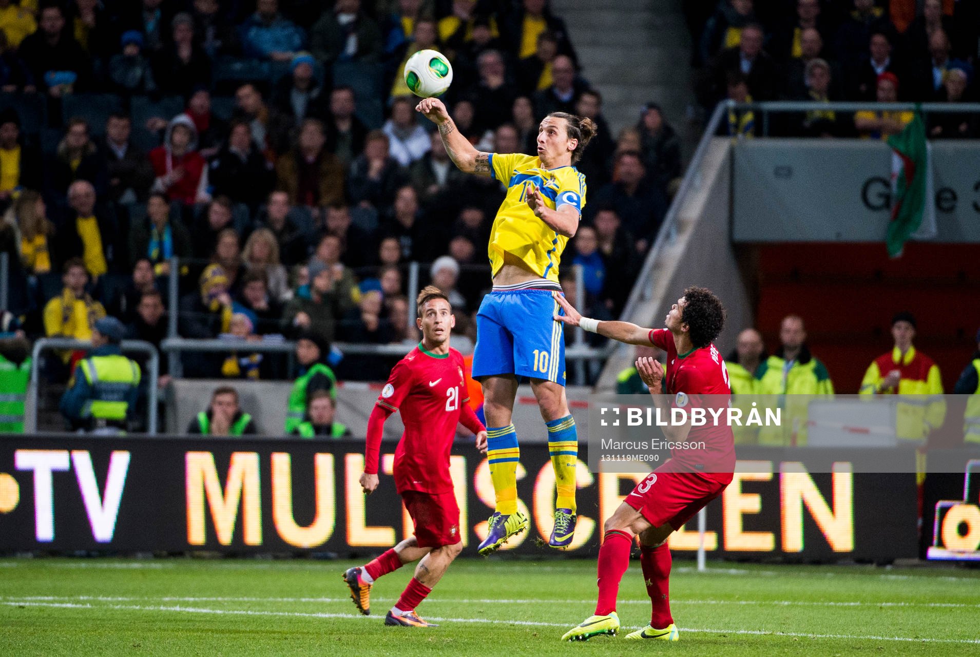Sveriges Zlatan Ibrahimovic tar emot boll
