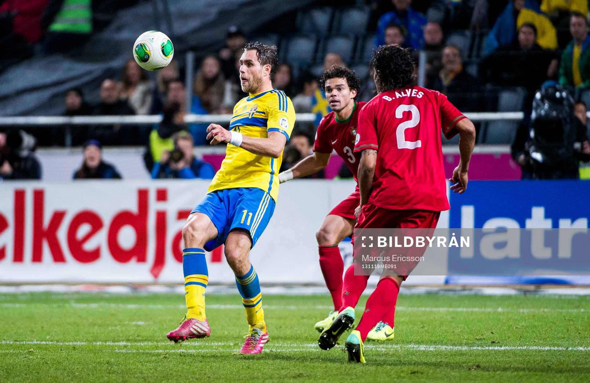 Sveriges Johan Elmander med Portugals Pepe och Bruno Alves