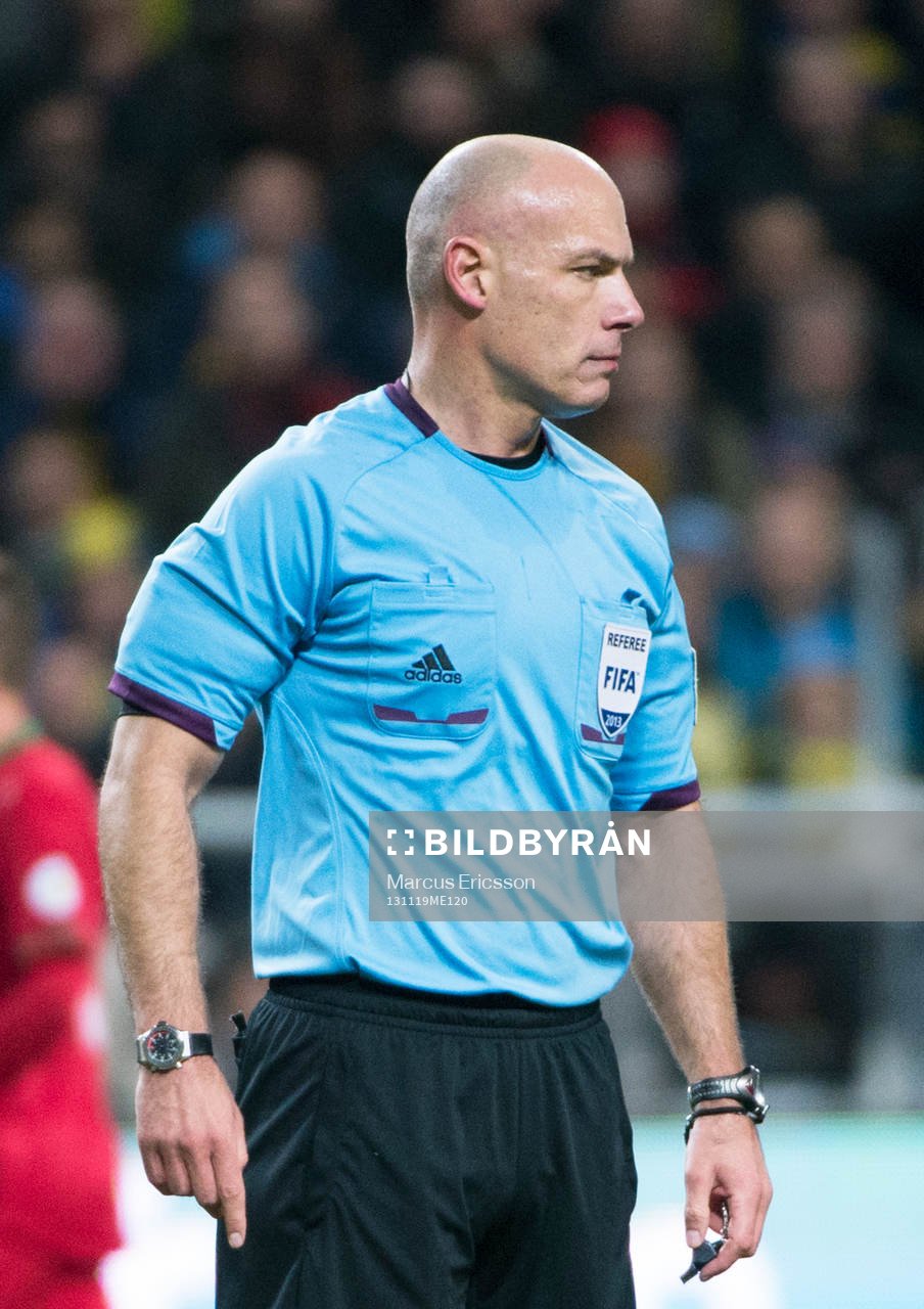 Howard Webb, domare under playoff-matchen i VM-kvalet mellan Sverige och Portugal den 19 november 2013 i Stockholm.