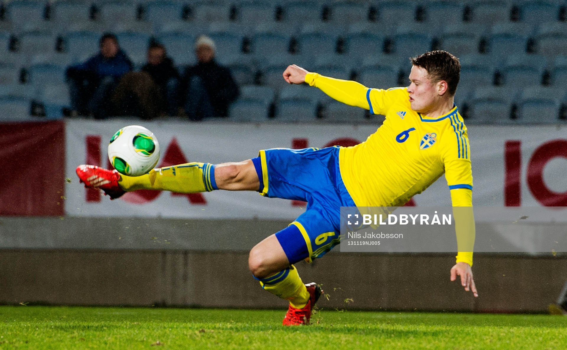 Sveriges Viktor Claesson skjuter 2-0 med ryggen mot mål