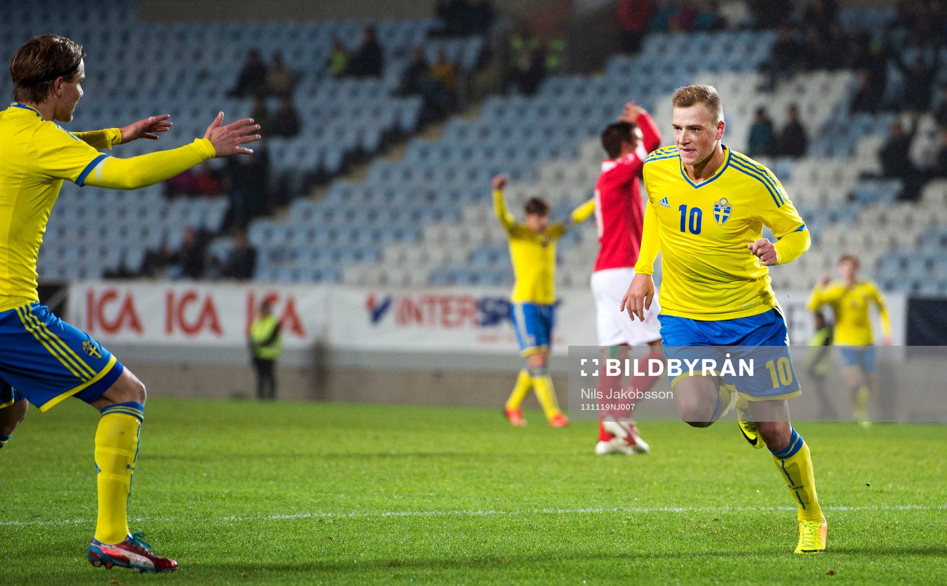 Sveriges John Guidetti har gjort 1-0 och jublar