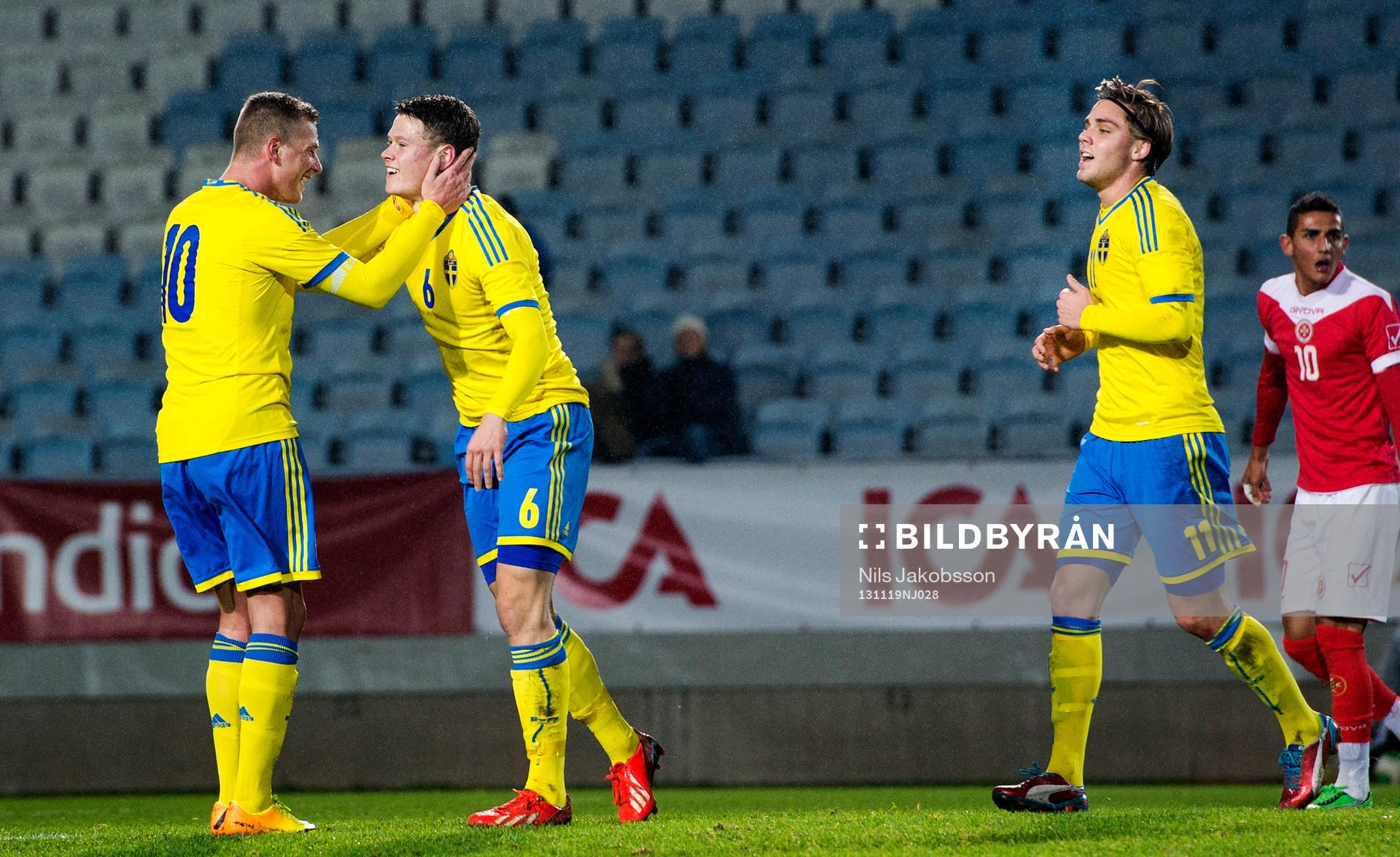 Sveriges John Guidetti och Viktor Claesson jublar