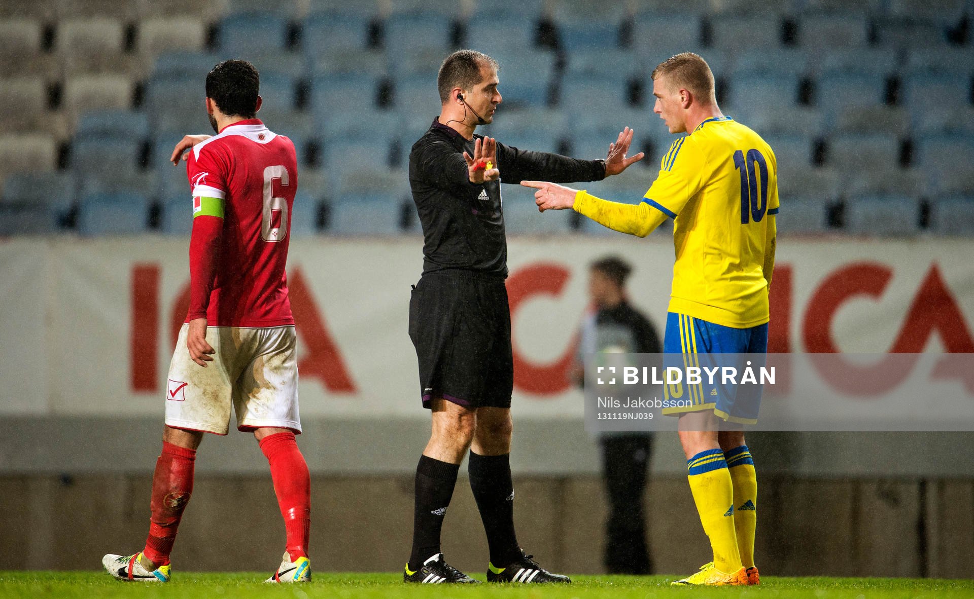 Sveriges John Guidetti pratar med domare