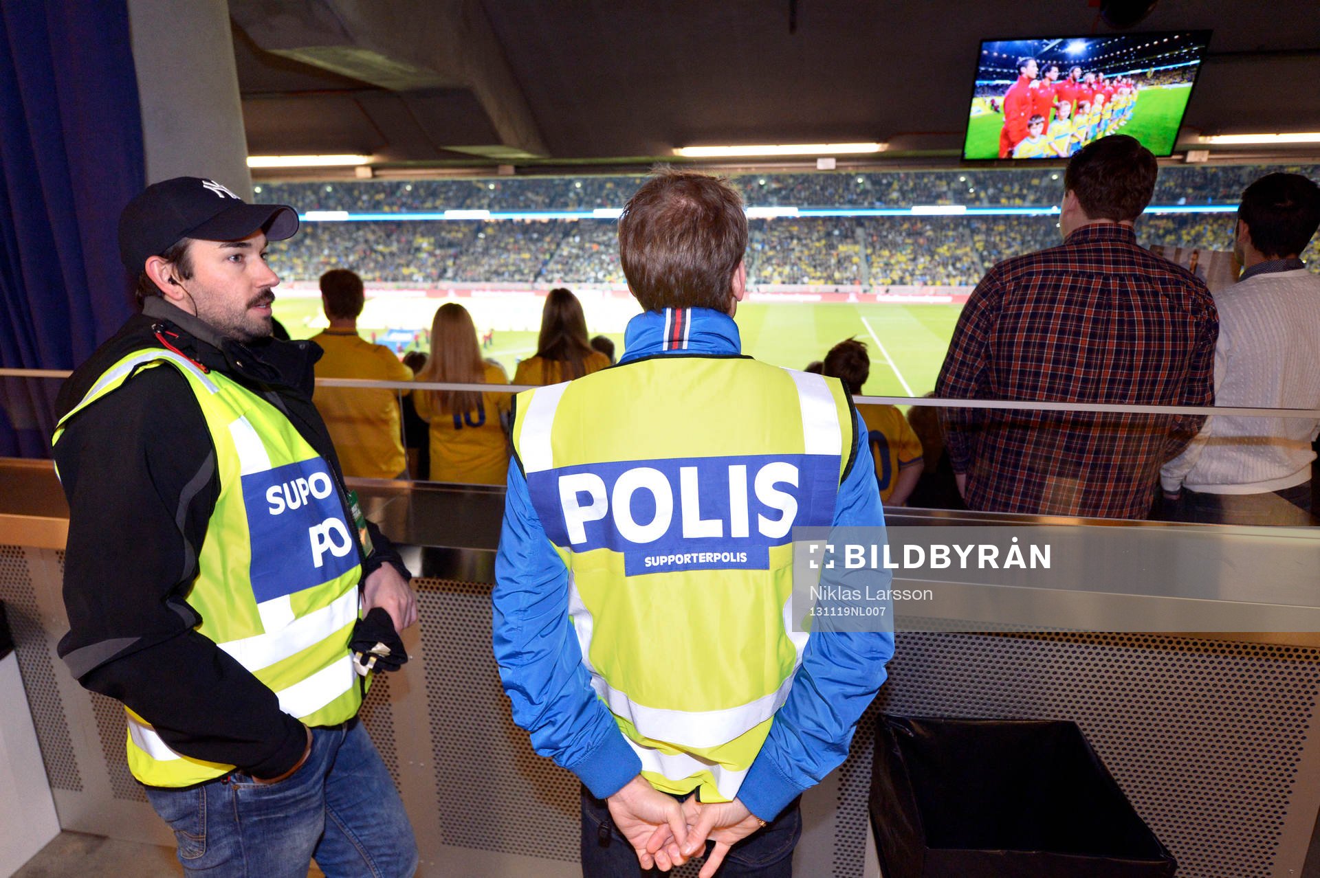Två supporterpoliser på läktaren