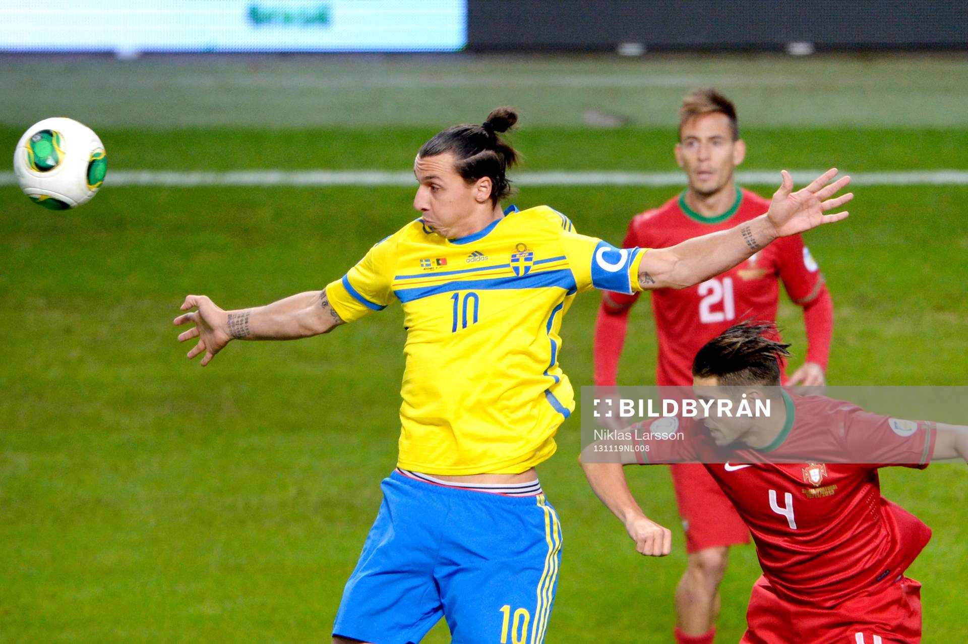 Sveriges Zlatan Ibrahimovic nickar undan framför Portugals Miguel Veloso under playoff-matchen i VM-kvalet mellan Sverige och Portugal den 19 november 2013 i Stockholm.
