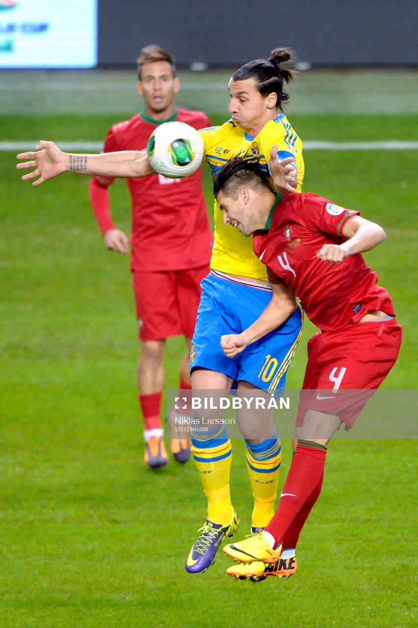 Sveriges Zlatan Ibrahimovic nickar undan framför Portugals Miguel Veloso under playoff-matchen i VM-kvalet mellan Sverige och Portugal den 19 november 2013 i Stockholm.