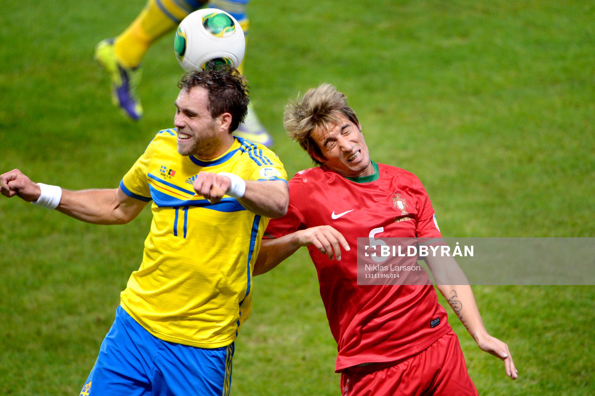 Sveriges Johan Elmander i nickduell med Portugals Fabio Coentrâo under playoff-matchen i VM-kvalet mellan Sverige och Portugal den 19 november 2013 i Stockholm.